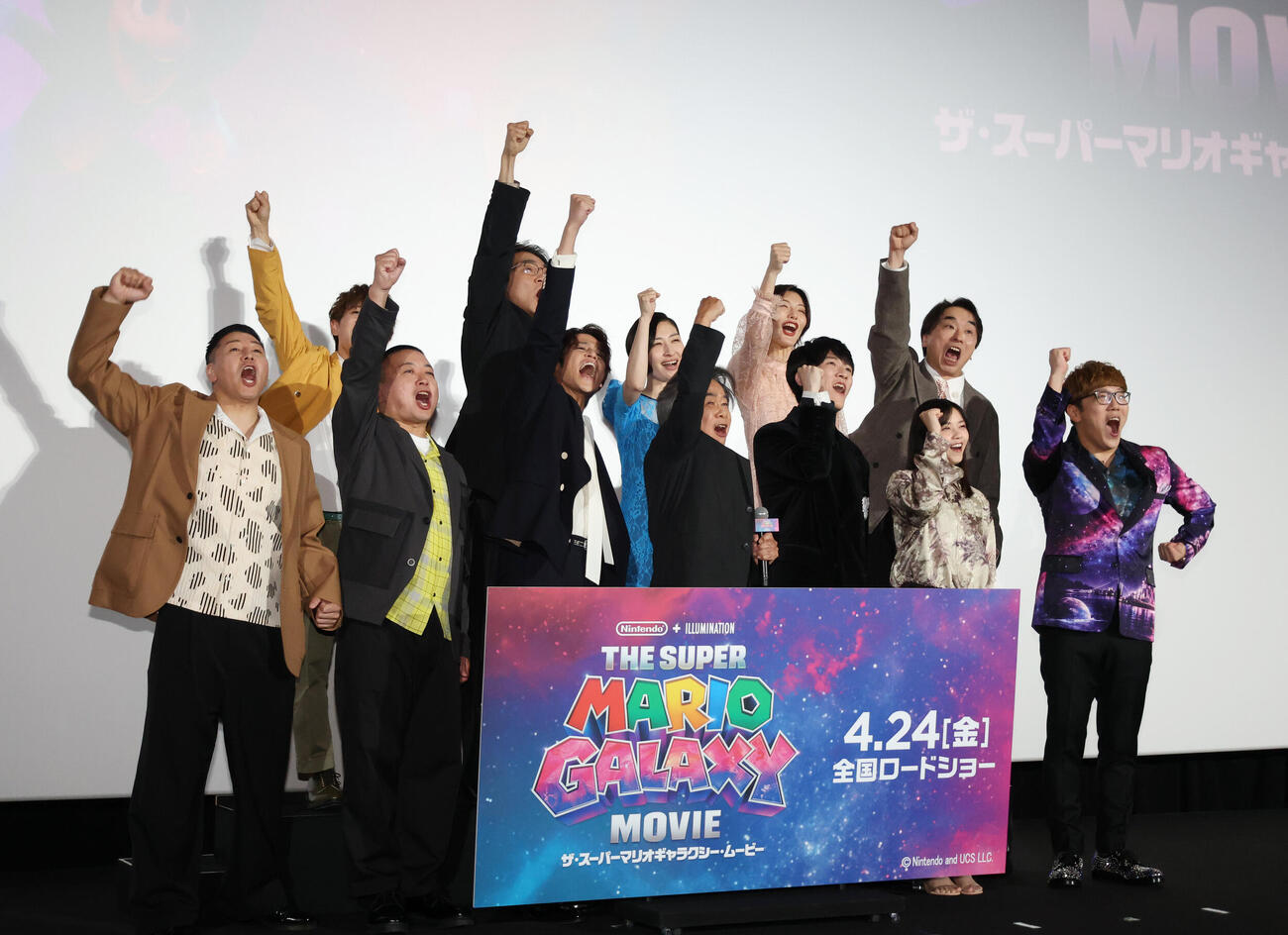 ジャパンプレミア試写で記念撮影する、下段左から長田庄平、松尾駿、宮野真守、宮本茂プロデューサー、畠中祐、西野七瀬、HIKAKIN。上段左から山下大輝、三宅健太、坂本真綾、志田有彩、関智一　（撮影・増田悦実）