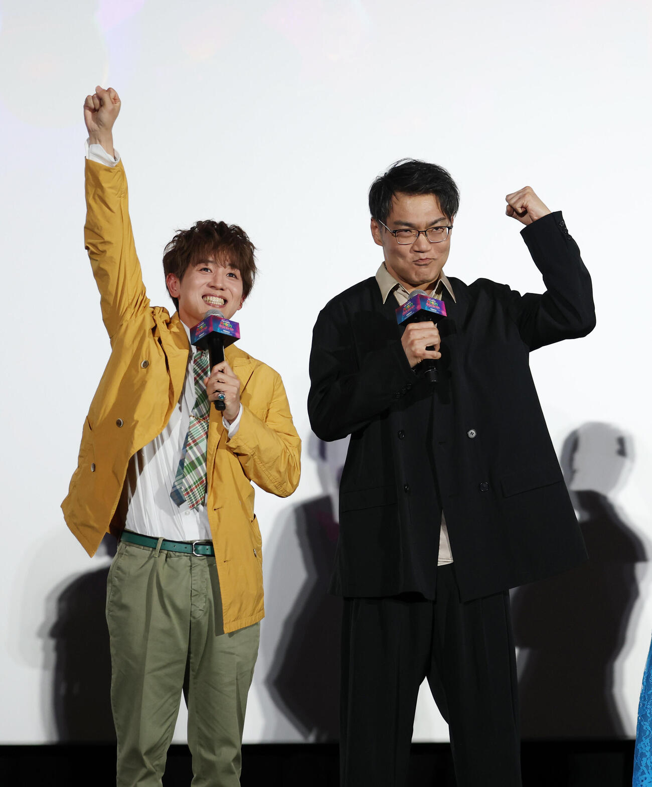ジャパンプレミア試写に登壇し親子役の山下大輝（左）と三宅健太はガッツポーズをする　（撮影・増田悦実）