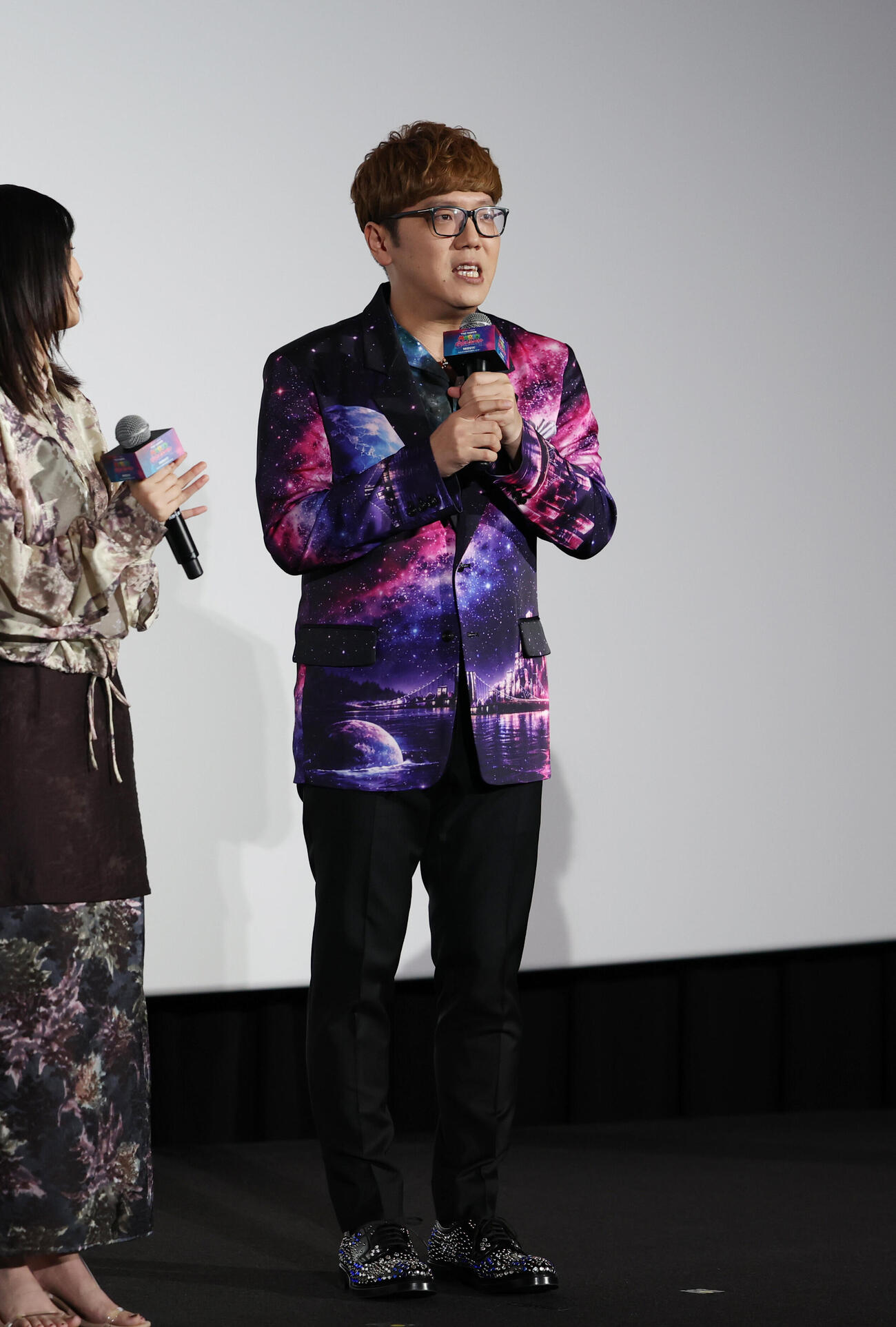 ジャパンプレミア試写にギャラクシー衣装で登壇したHIKAKIN（撮影・増田悦実）