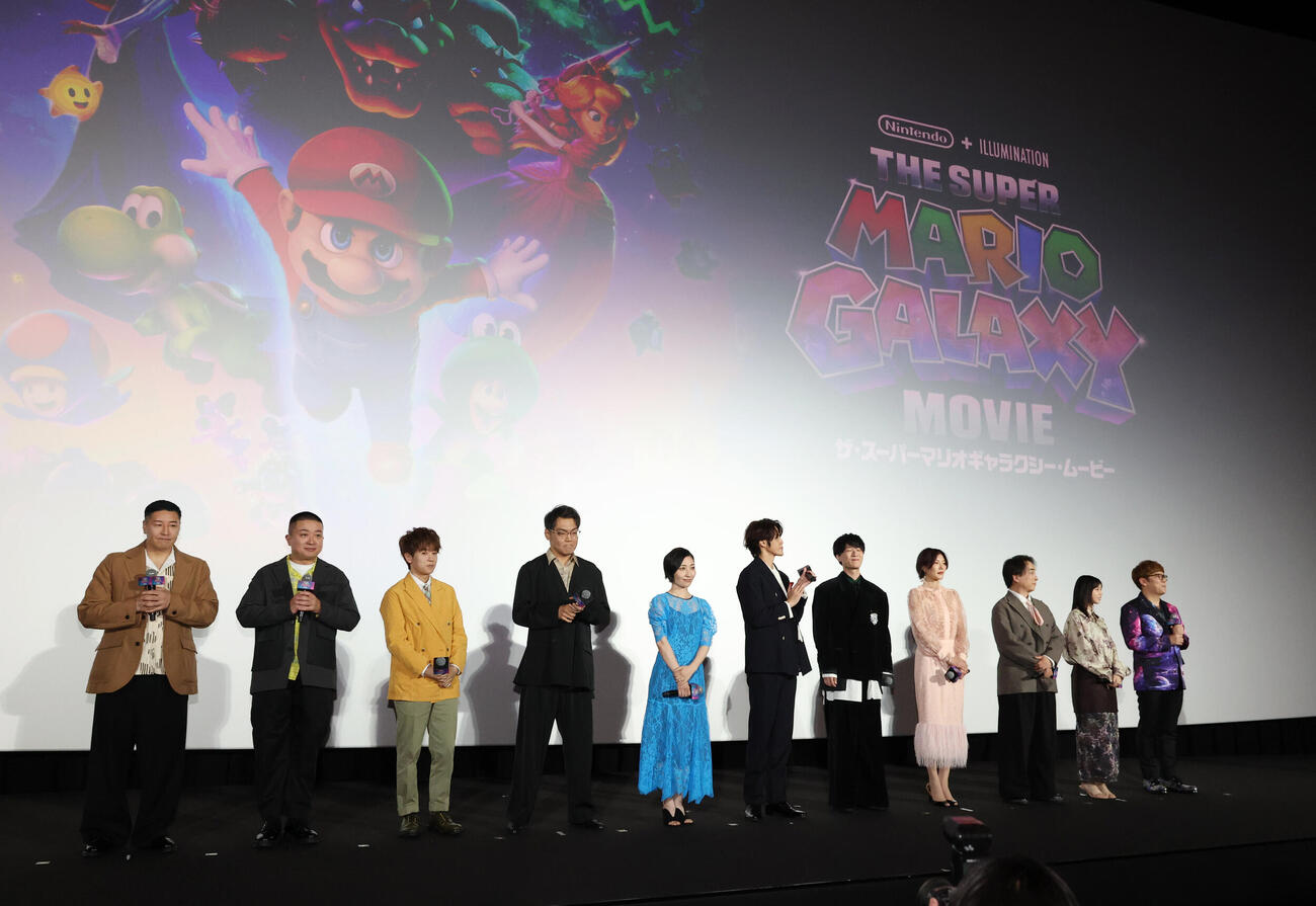 ジャパンプレミア試写に登壇した、左から長田庄平、松尾駿、山下大輝、三宅健太、坂本真綾、宮野真守、畠中祐、志田有彩、関智一、西野七瀬、HIKAKIN　（撮影・増田悦実）