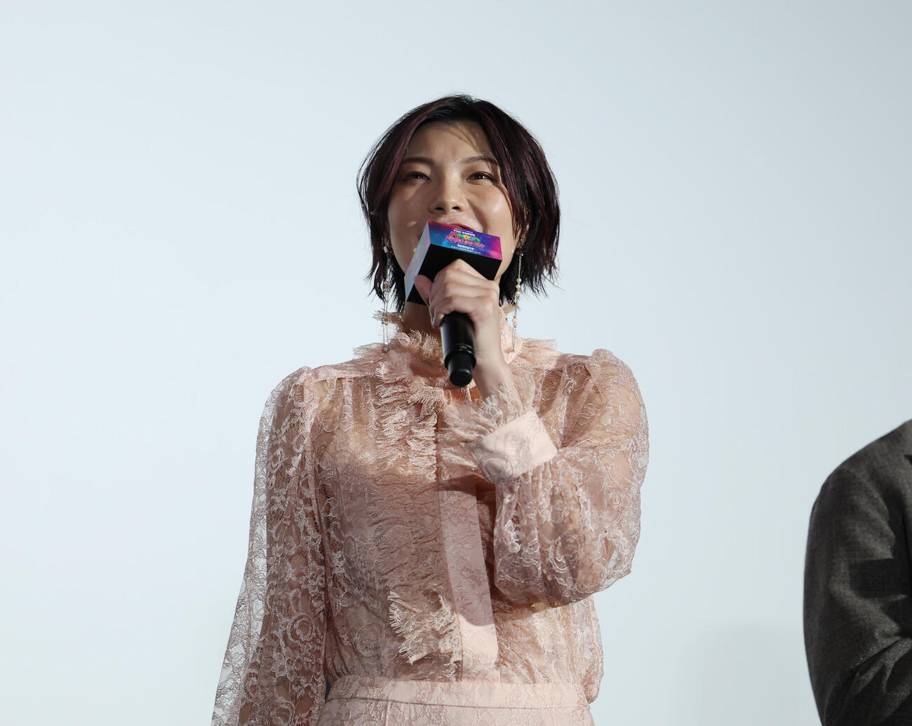 ジャパンプレミア試写に登壇しあいさつをする志田有彩　（撮影・増田悦実）