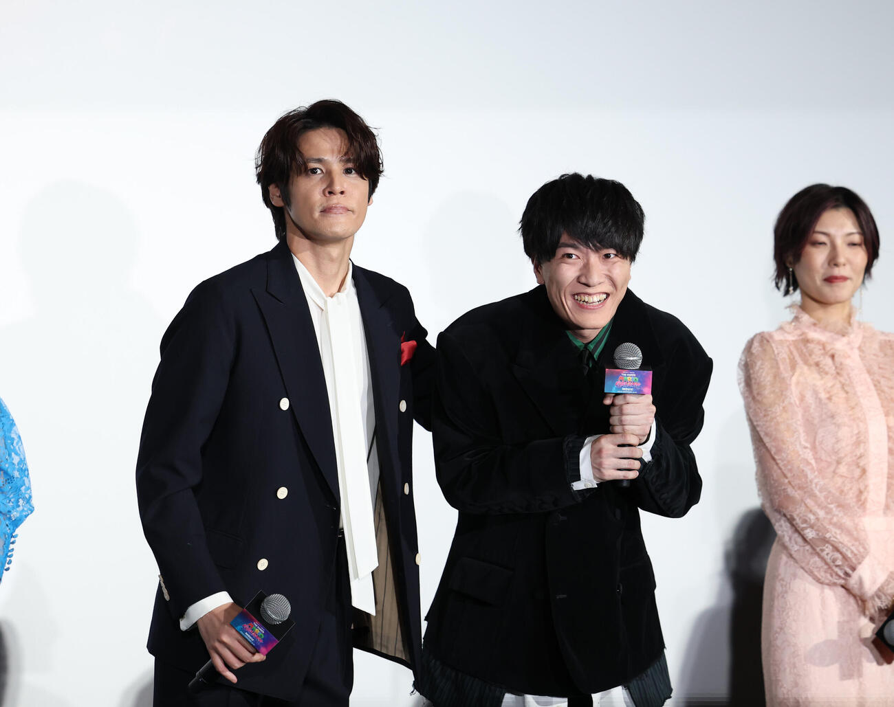 ジャパンプレミア試写に登壇しあいさつをする畠中祐（右）の肩をたたく宮野真守　（撮影・増田悦実）