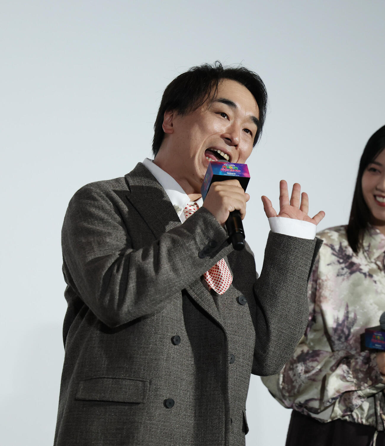 ジャパンプレミア試写に登壇しあいさつをする関智一　（撮影・増田悦実）