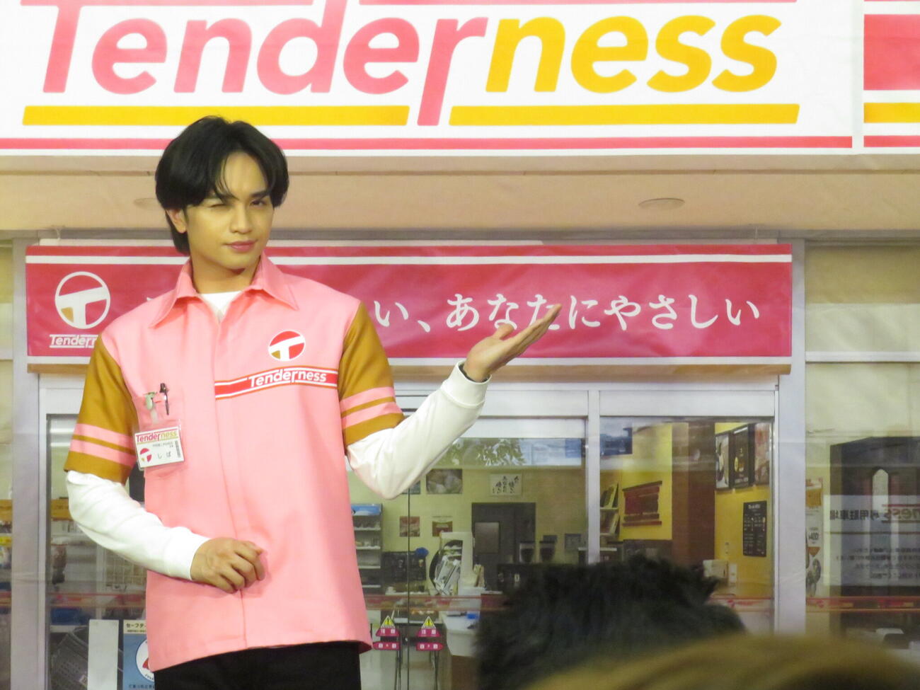 ウインクしながらNHKドラマ「コンビニ兄弟　テンダネス門司港こがね村店」をPRした中島健人