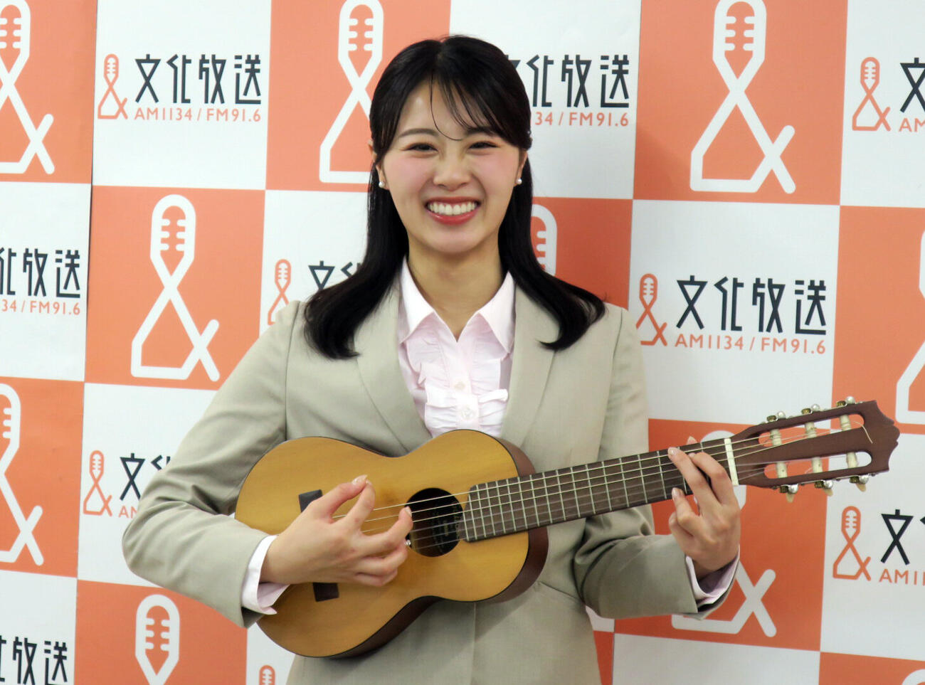 文化放送定例会見でギタレレと口笛を披露した前田恵里花アナウンサー