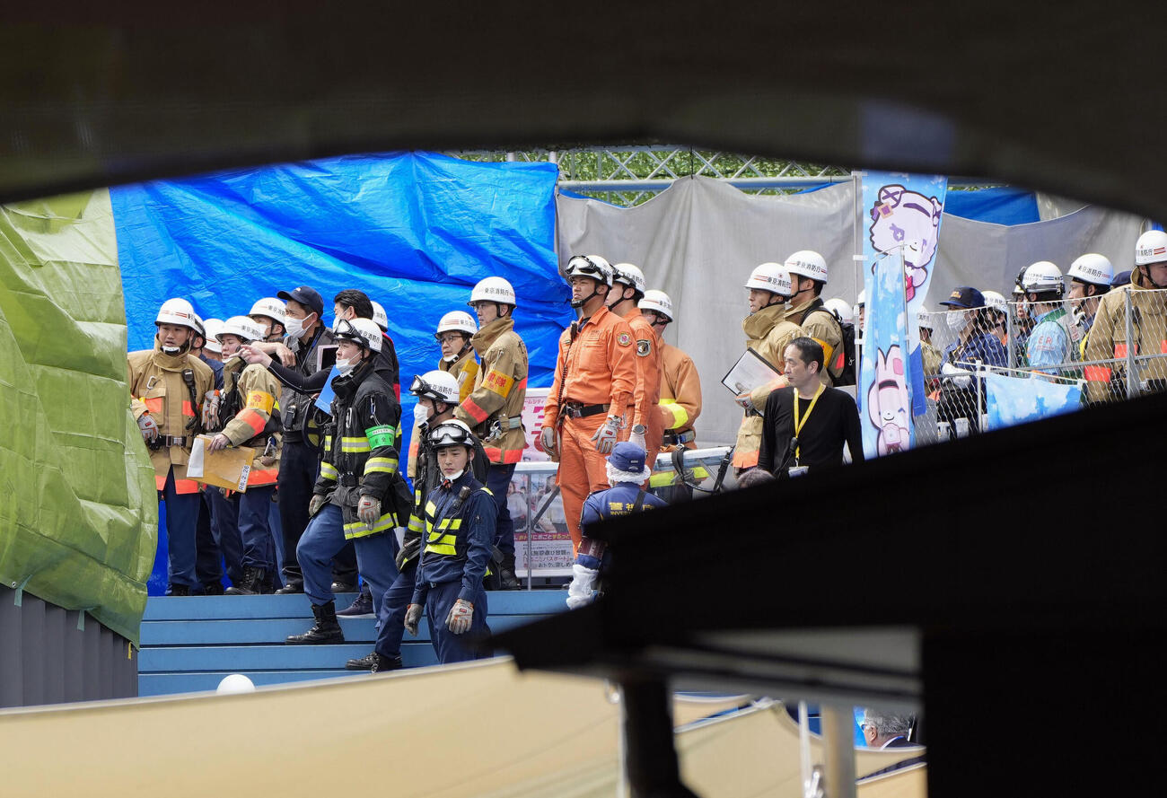 事故があった遊具の付近に集まった消防隊員ら（共同）