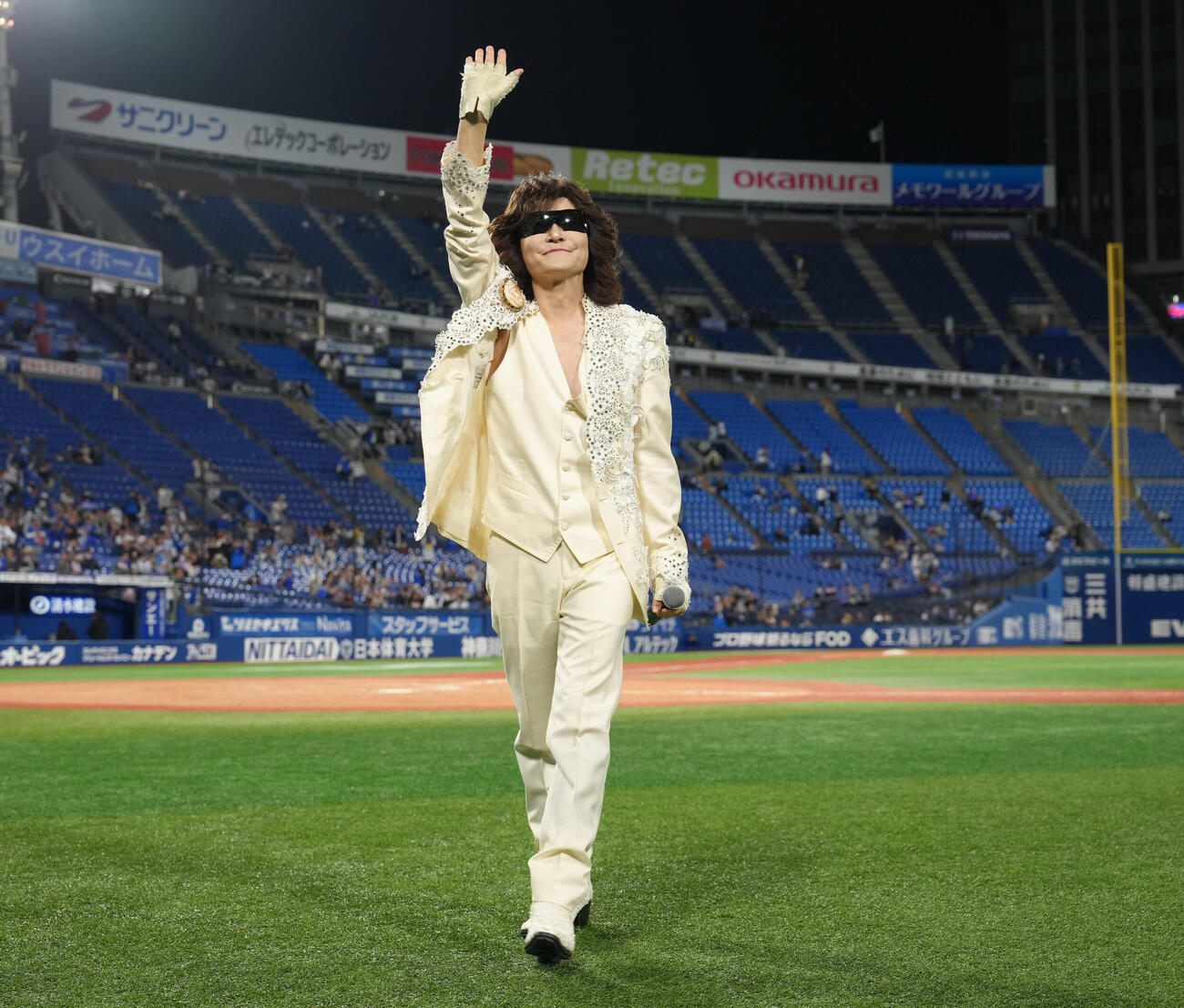 DeNA対阪神　試合後のライブは中止になったもののグラウンドに再登場した龍玄とし（Toshl）（撮影・足立雅史）