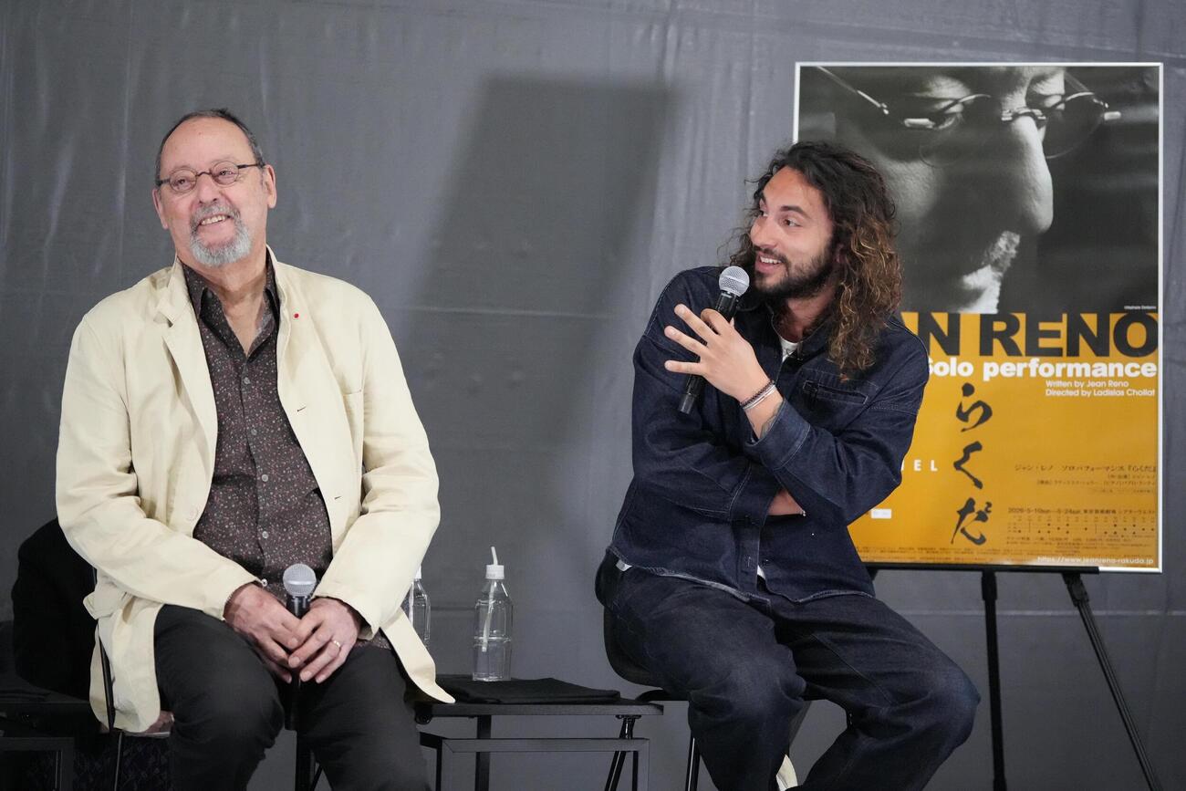 ソロパフォーマンス「らくだ」の記者懇談会に臨むジャン・レノ（左）とピアノ奏者のパブロ・ランティ（撮影・小沢裕）