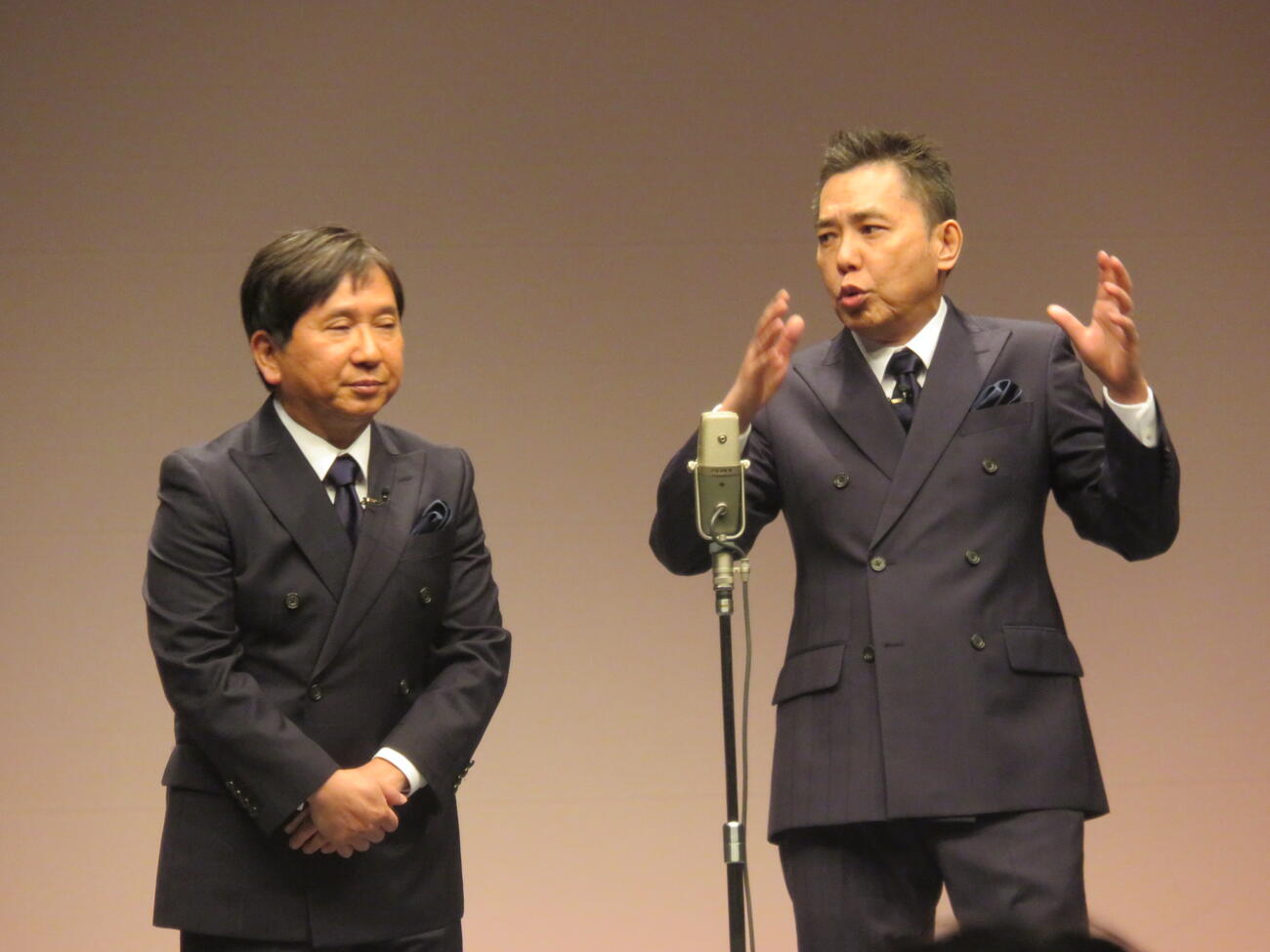 爆笑問題の田中裕二（左）と太田光