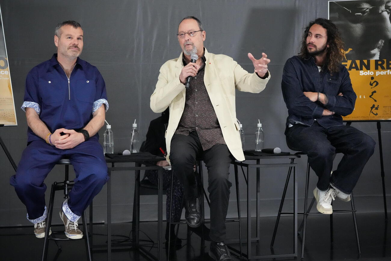 ソロパフォーマンス「らくだ」の記者懇談会に臨む、左から演出のラディスラス・ショラー、ジャン・レノ、ピアノ奏者のパブロ・ランティ（撮影・小沢裕）