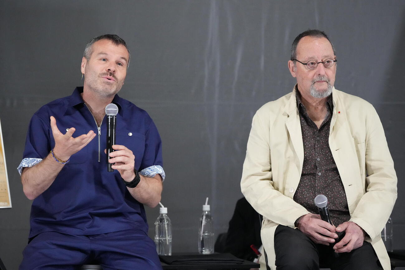 ソロパフォーマンス「らくだ」の記者懇談会に臨む演出のラディスラス・ショラー（左）とジャン・レノ（撮影・小沢裕）