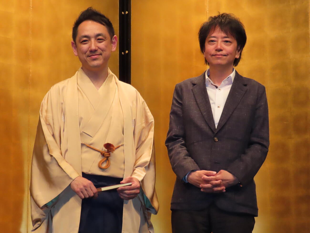 新作落語について会見する三遊亭円楽（左）、作家中村文則さん＝2026年4月22日