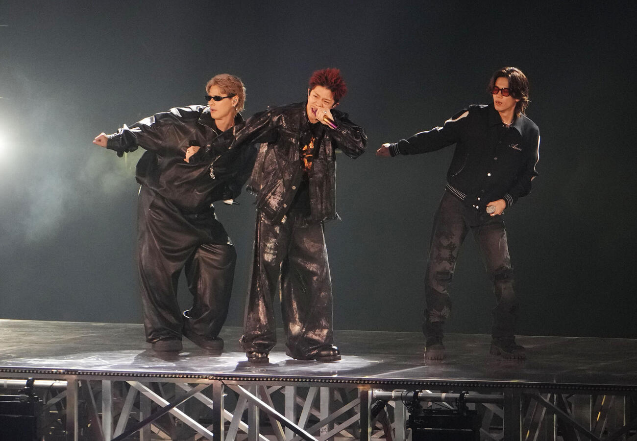 toHEROes～TOBE 3rd Super Live～　華麗なパフォーマンスでファンを魅了するNumber＿i左から平野紫躍、岸優太、神宮寺勇太（撮影・森本幸一）＝2026年4月20日バンテリンドームナゴヤ