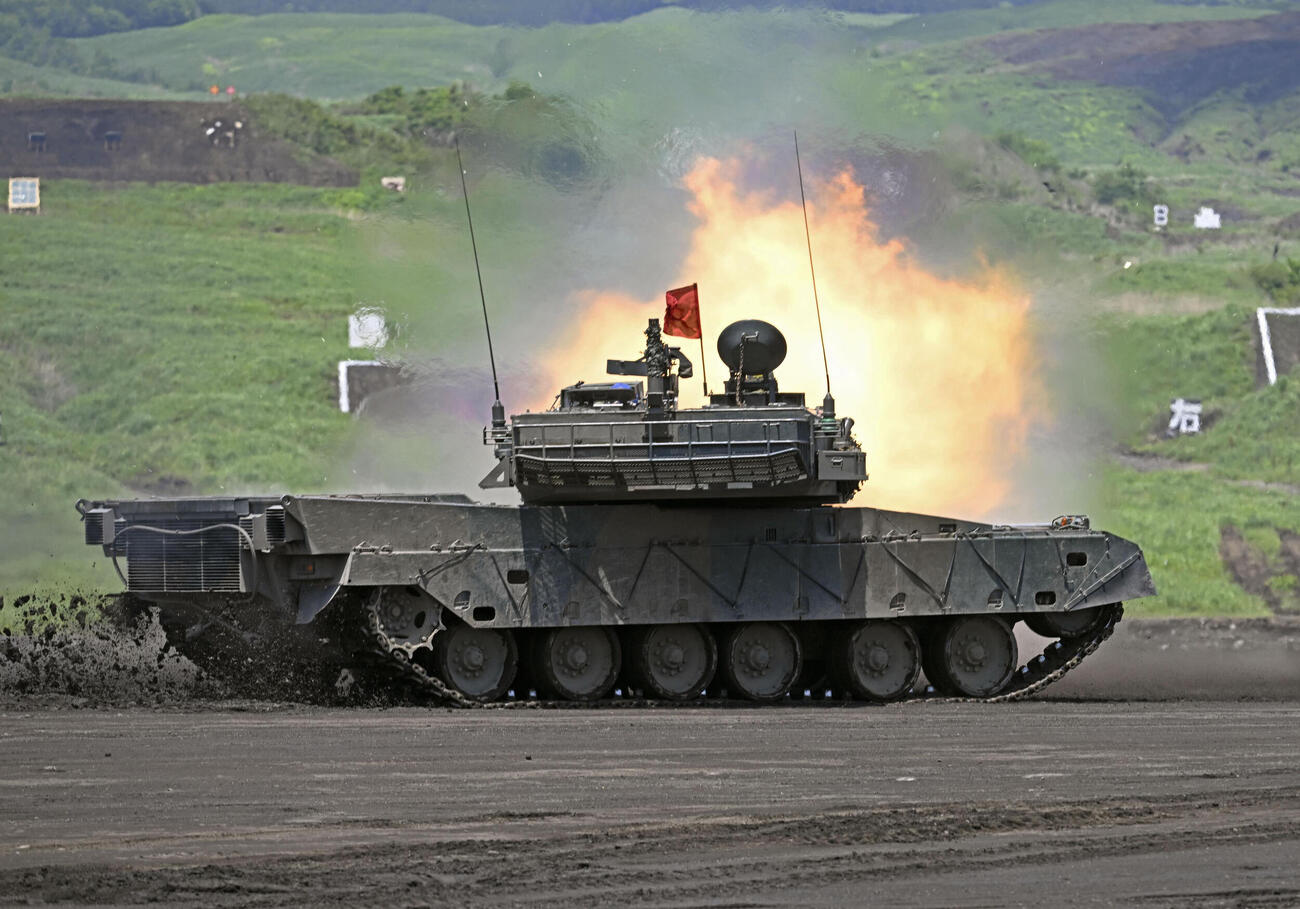 陸上自衛隊の90式戦車＝2022年5月、静岡県の東富士演習場（共同）
