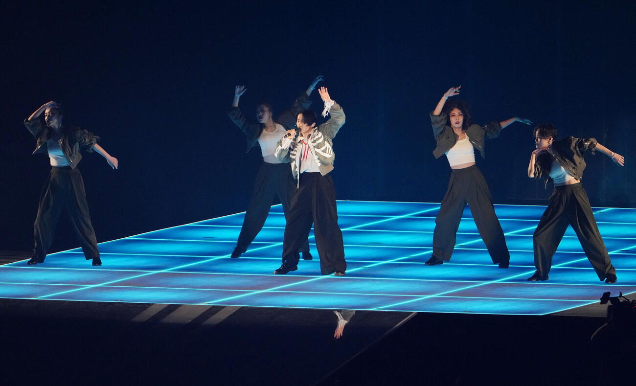 toHEROes～TOBE 3rd Super Live～　華麗なパフォーマンスでファンを魅了する三宅健（中央）（撮影・森本幸一）＝2026年4月20日バンテリンドームナゴヤ