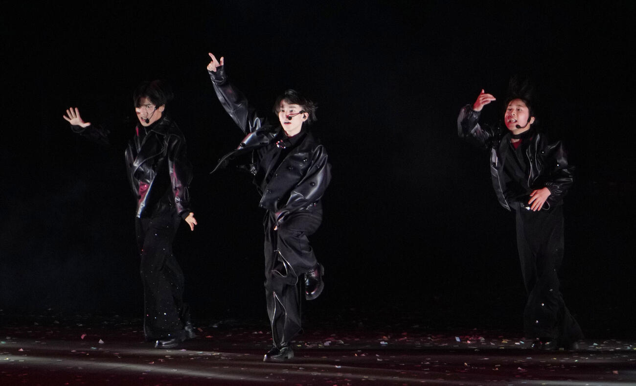toHEROes～TOBE 3rd Super Live～　お披露目された左から岡本和蕗、赤﨑渚人、新藤琉空（撮影・森本幸一）＝2026年4月20日バンテリンドームナゴヤ