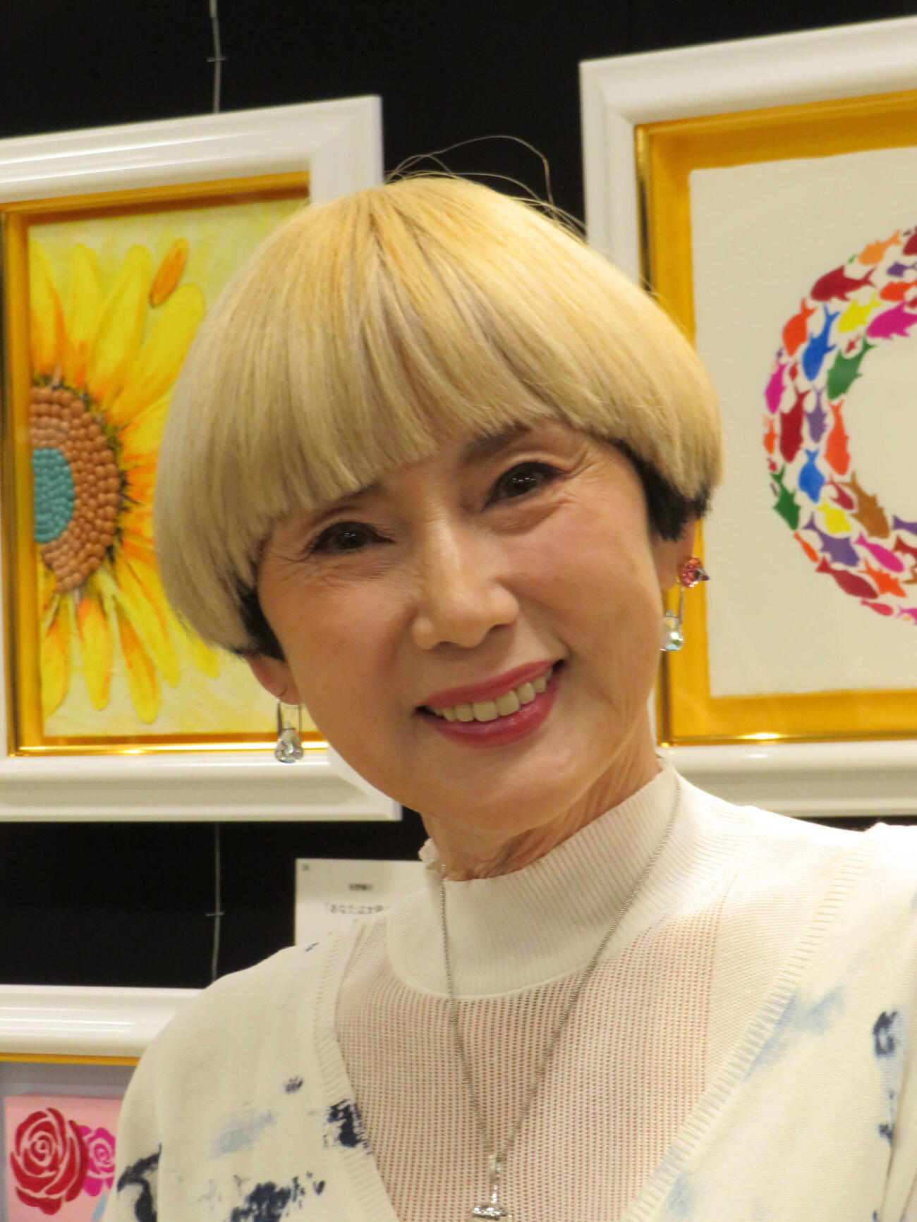渋谷西武店A館で開催中の絵画展「～色彩の希望3～秋野暢子と希望の輪展」の取材会を行った秋野暢子