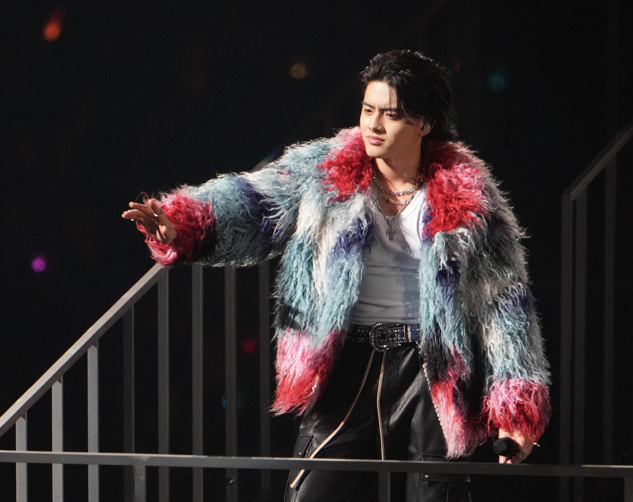 toHEROes～TOBE 3rd Super Live～　ファンの声援に応えるISSEI（撮影・森本幸一）