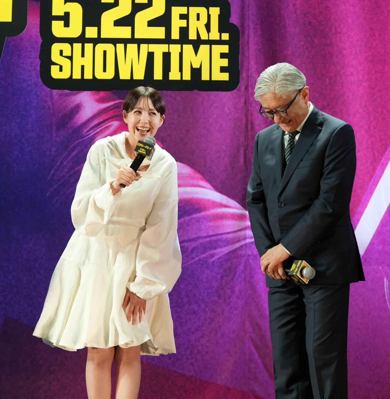 映画「ミステリー・アリーナ」完成披露試写会で舞台あいさつするトリンドル玲奈（左）と堤幸彦監督（撮影・小沢裕）