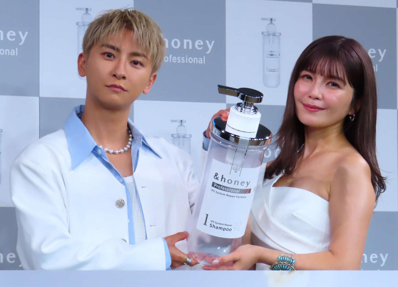 「＆honey Professional」誕生記念発表会に出席した與真司郎（左）と宇野実彩子