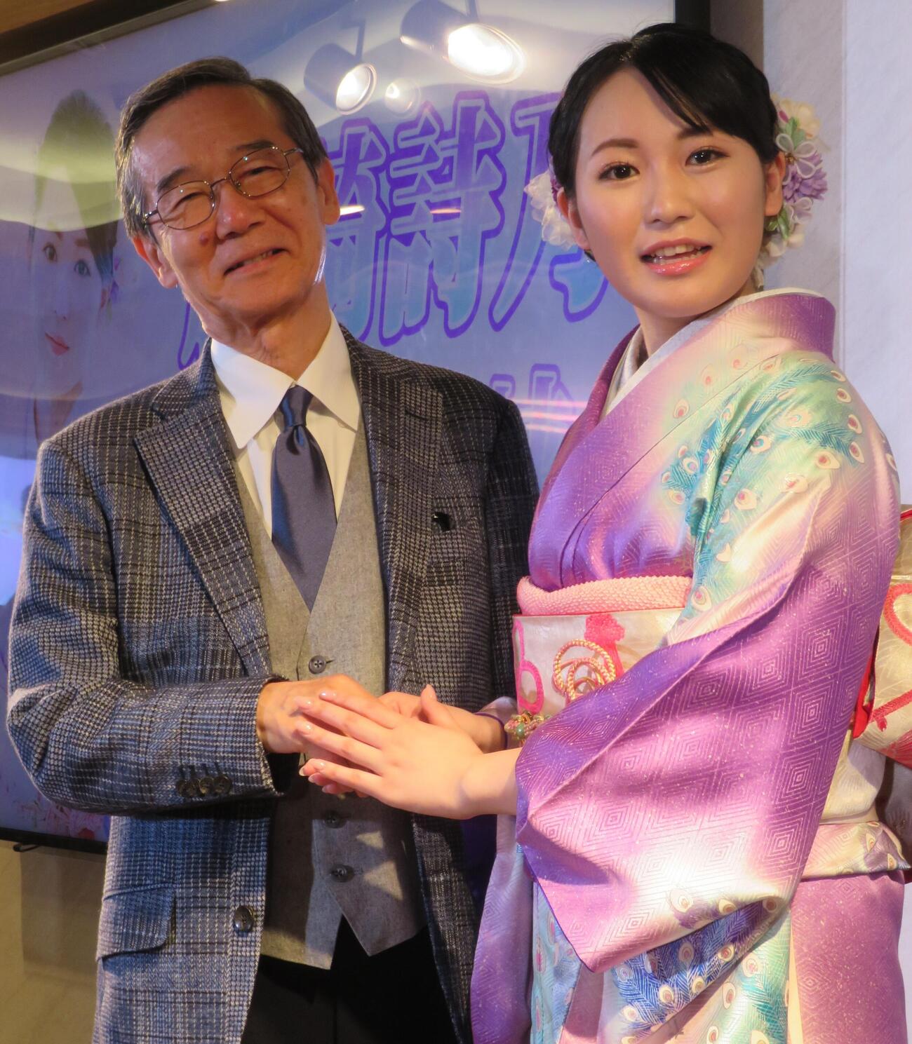 「黒髪海峡」で歌手デビューをする発表会見を行った藤崎詩乃ろ師匠の作曲家水森英夫氏