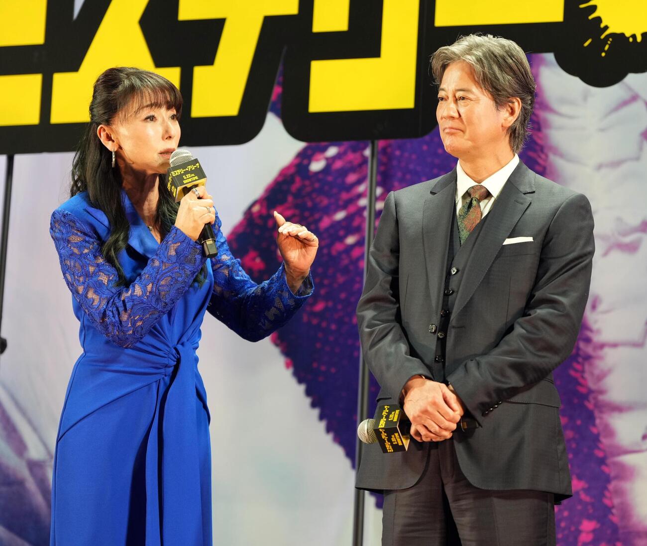 映画「ミステリー・アリーナ」完成披露試写会で舞台あいさつする浅野ゆう子（左）と唐沢寿明（撮影・小沢裕)
