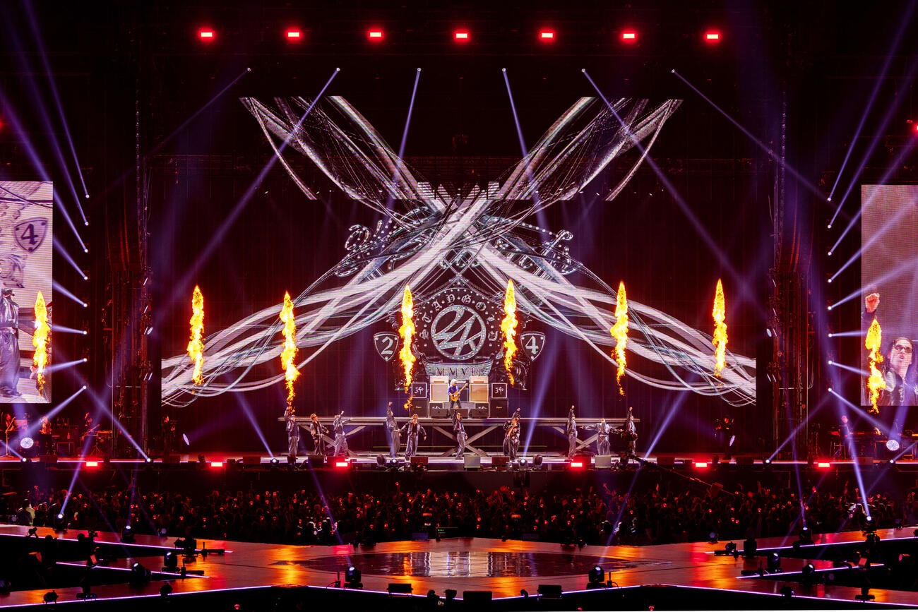 「EXILE LIVE 2026　“THE REASON”～PERFECT YEAR Special～」で演奏する松本孝弘（上段）とパフォーマンスするEXILE