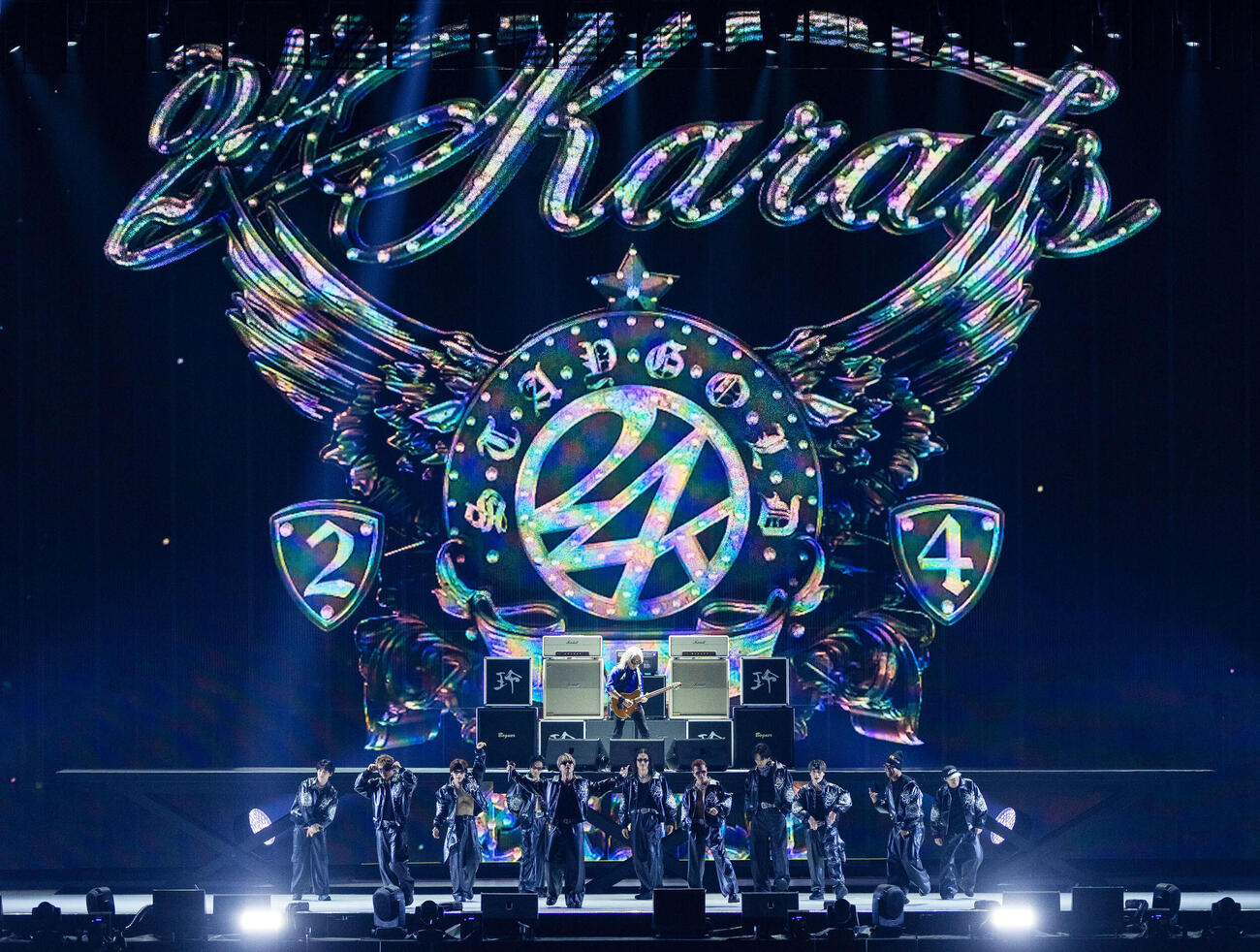 「EXILE LIVE 2026　“THE REASON”～PERFECT YEAR Special～」で演奏する松本孝弘（上段）とパフォーマンスするEXILE