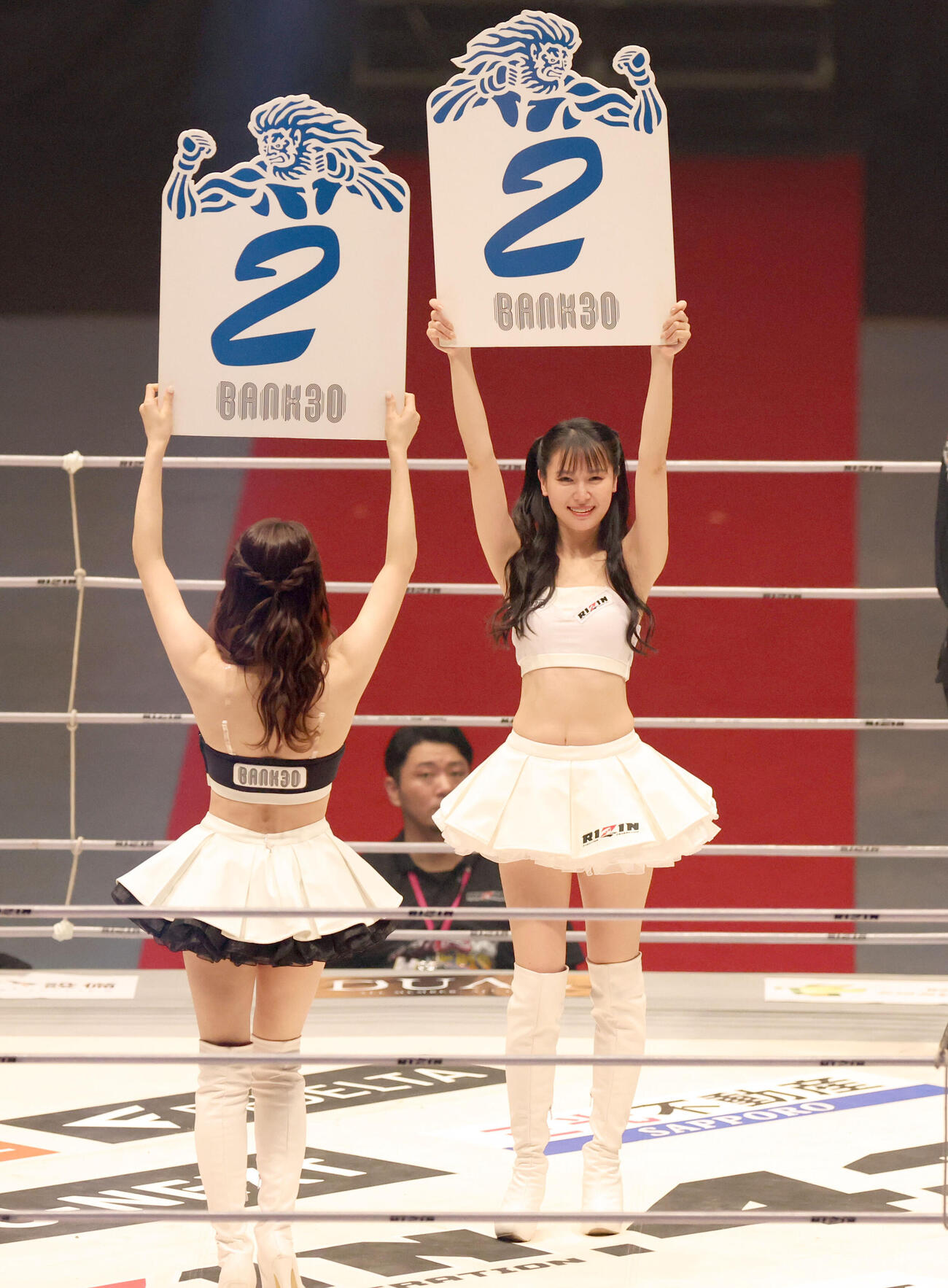 RIZIN43　第9試合　梅野源治対鈴木宙樹　ラウンドガールを務めるRIZINガールの荒井つかさ（2023年6月撮影）