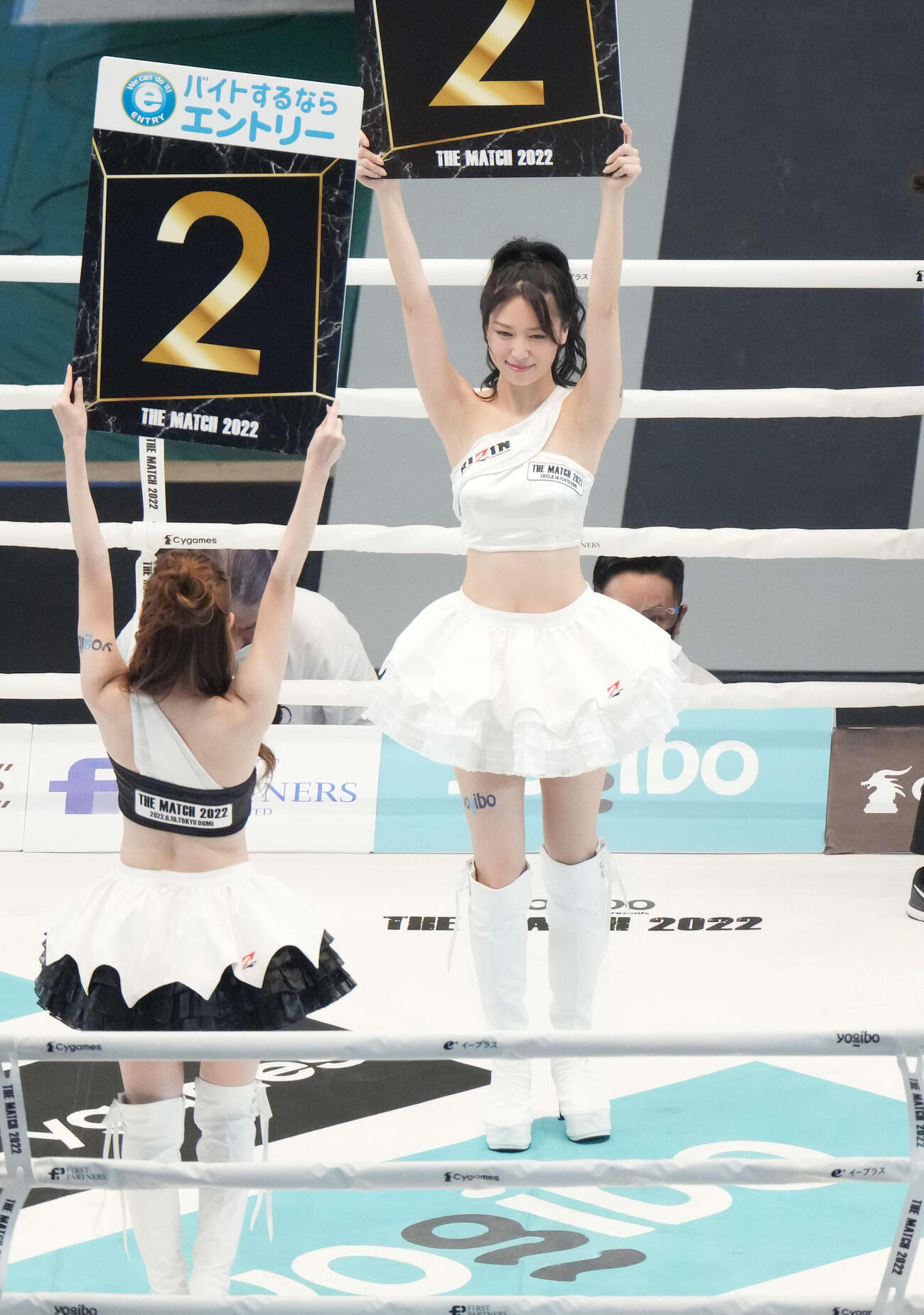 THE MATCH　会場を盛り上げるラウンドガールの荒井つかさ（2022年6月撮影）
