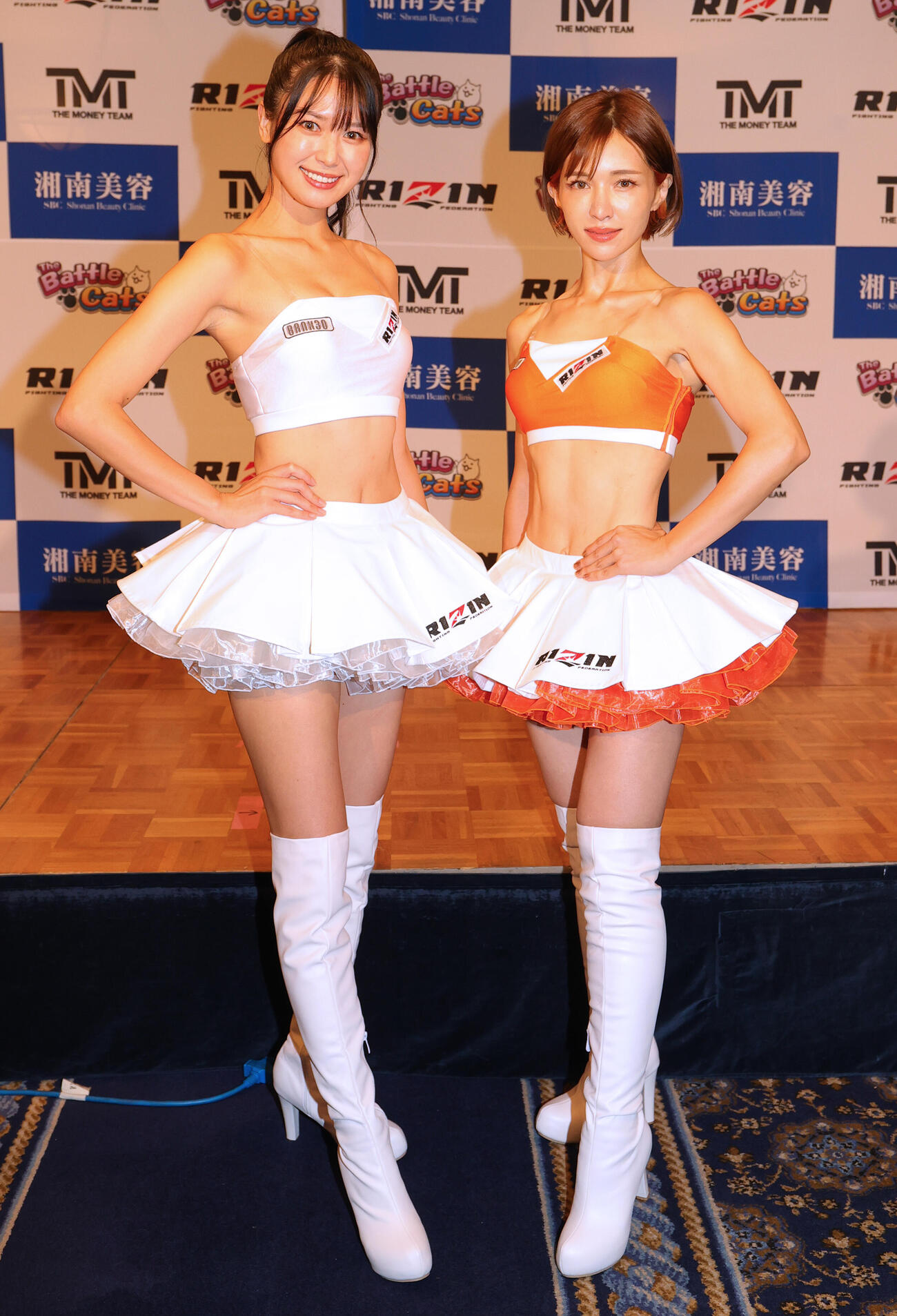 超RIZIN　前日計量を彩ったRIZINガールの荒井つかさ（左）とあきぴ（2022年9月撮影）