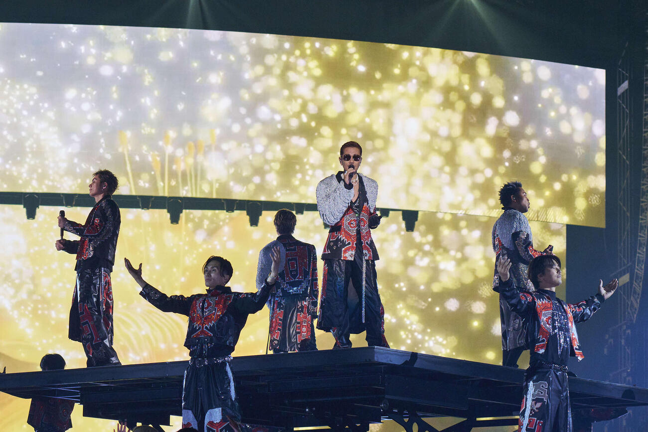 「EXILE LIVE 2026　“THE REASON”～PERFECT YEAR Special～」で歌唱するATSUSHI（中央）