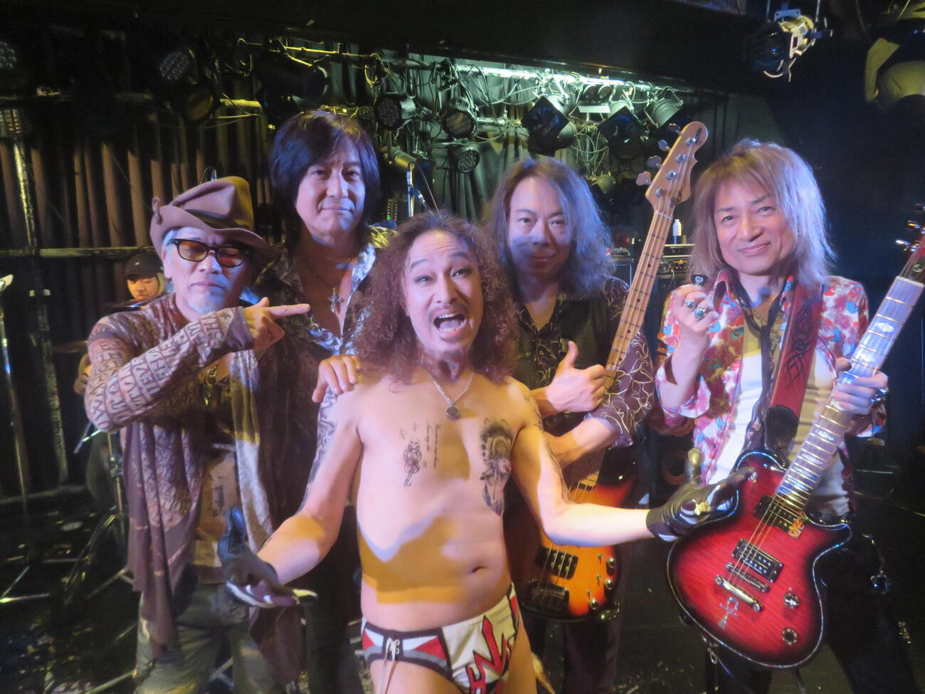 「NoB追悼ライブ」に出演したOSAMU METAL 80'S。左から河野陽吾、Ray、藤井修、寺沢功一、石原“シャラ”慎一郎（撮影・川田和博）