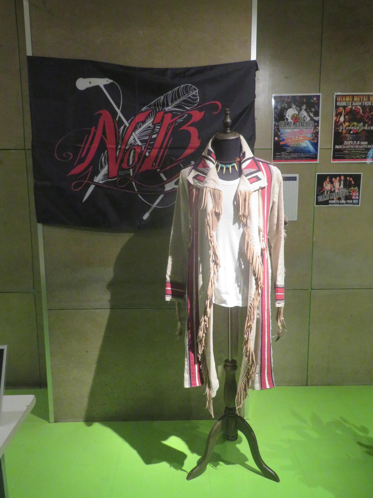 「NoB追悼ライブ」に展示NoBさんの衣装（撮影・川田和博）