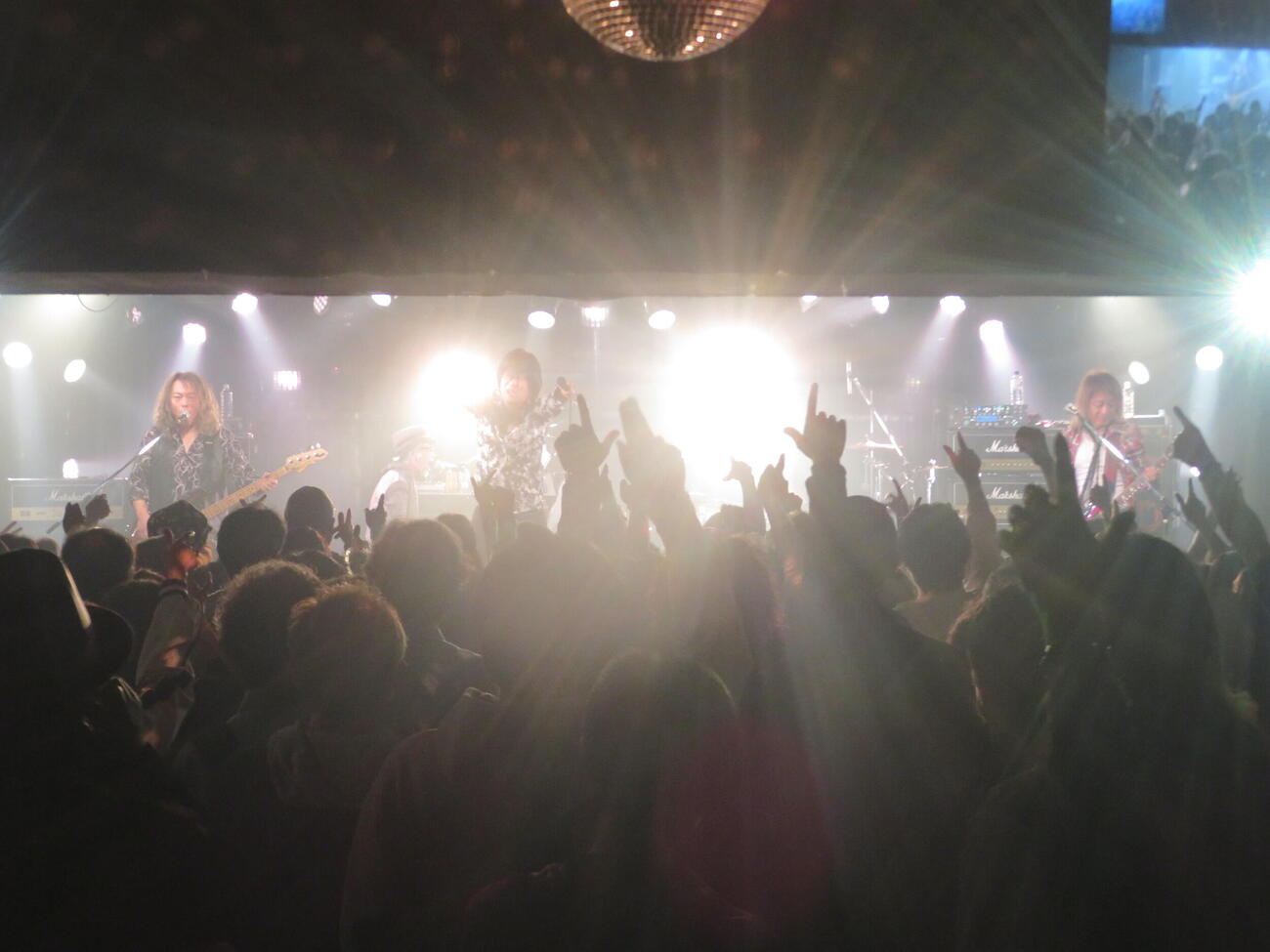 会場を盛り上げた「NoB追悼ライブ」に出演したOSAMU METAL 80'S（撮影・川田和博）
