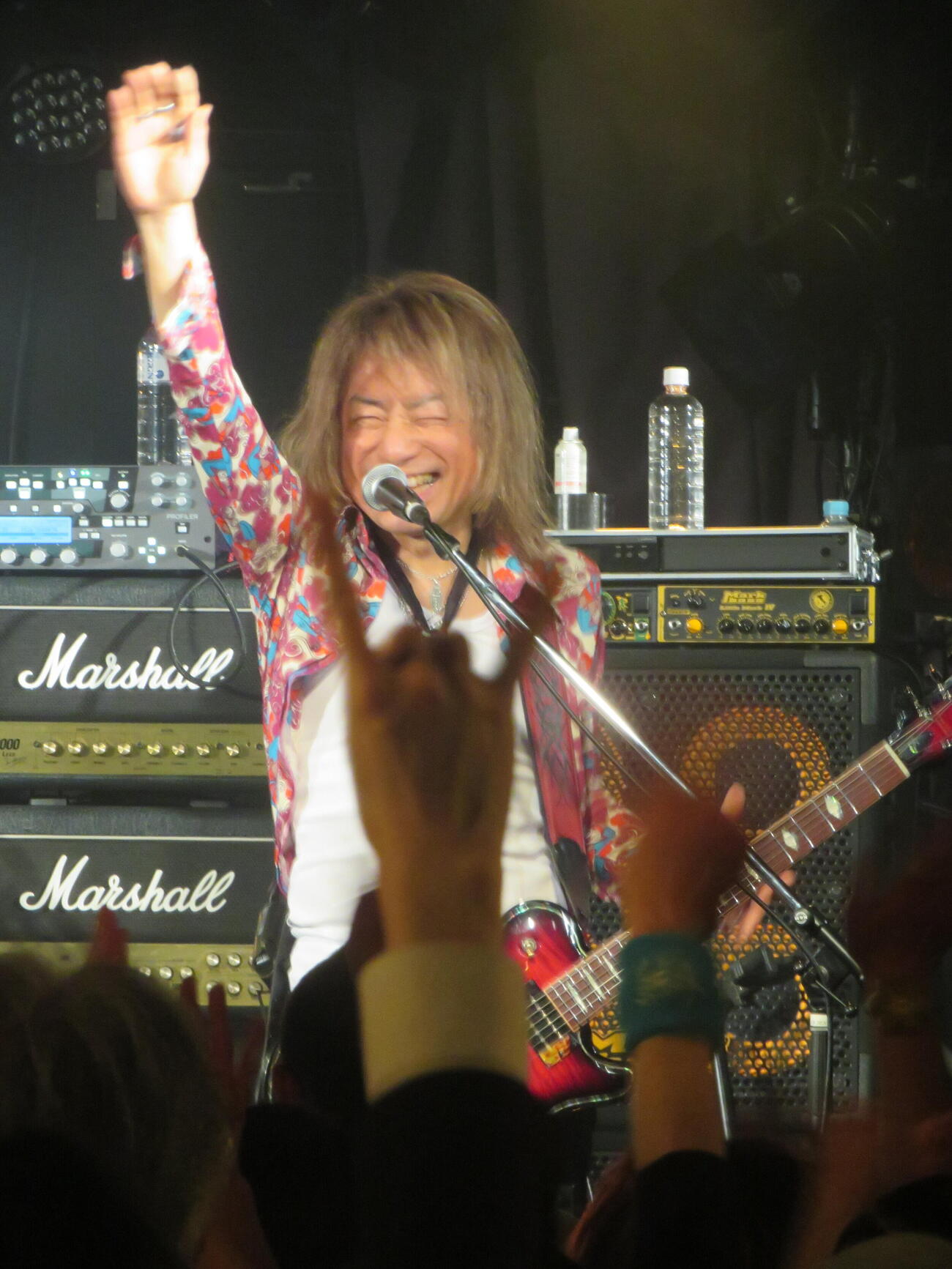「NoB追悼ライブ」に出演したOSAMU METAL 80'Sの石原“シャラ”慎一郎（撮影・川田和博）