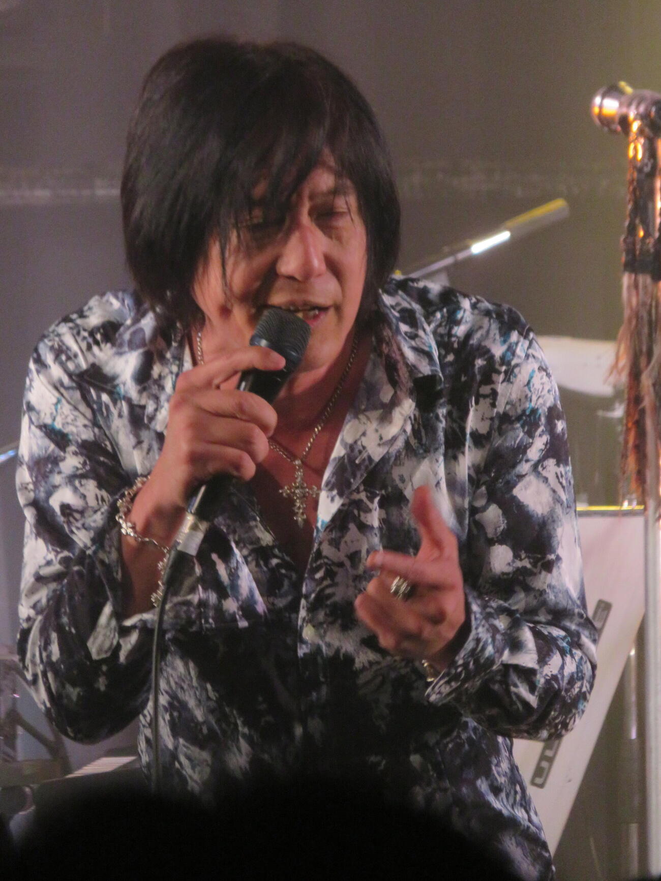 「NoB追悼ライブ」に出演したOSAMU METAL 80'SのRay。サポートボーカルとして熱唱（撮影・川田和博）