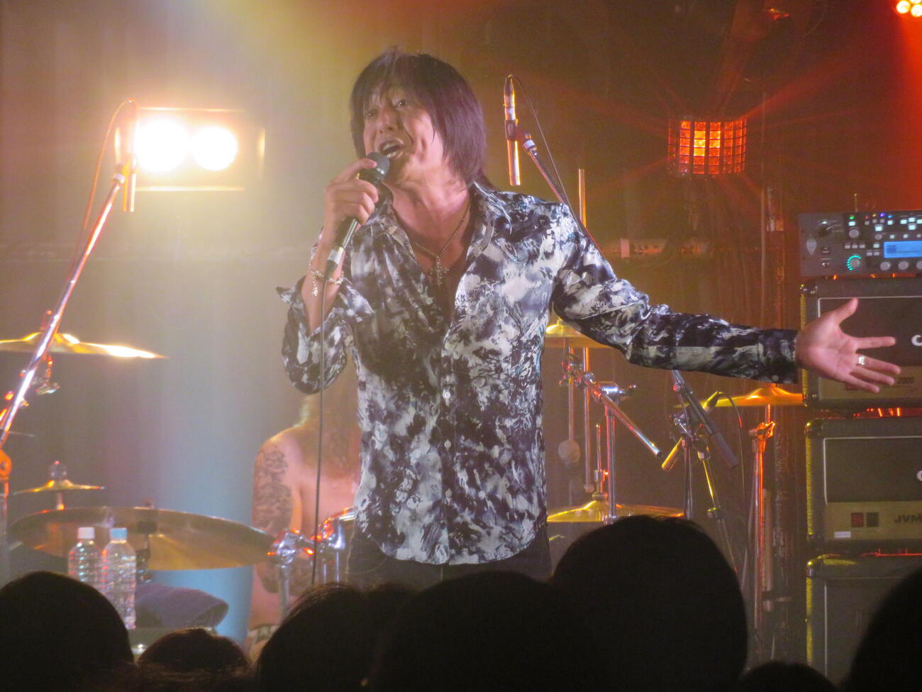 「NoB追悼ライブ」に出演したOSAMU METAL 80'SのRay。サポートボーカルとして熱唱（撮影・川田和博）