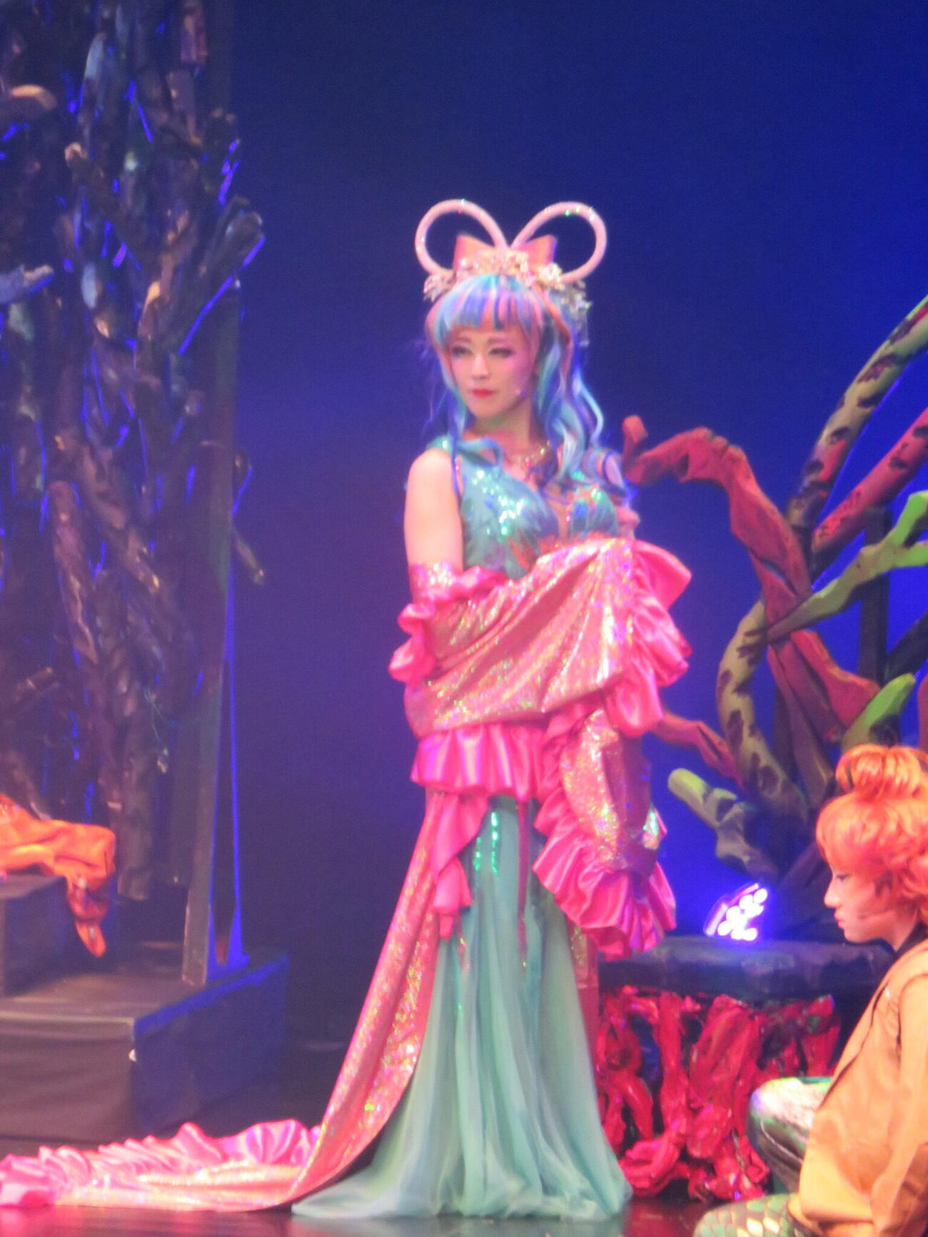呼華歌劇団の舞台「海神別荘」で乙姫を演じる白須慶子