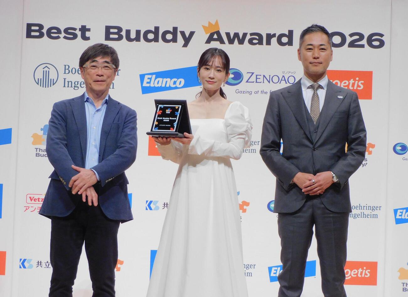 ベストバディアワード2026授賞式に登壇した前田敦子（中央）