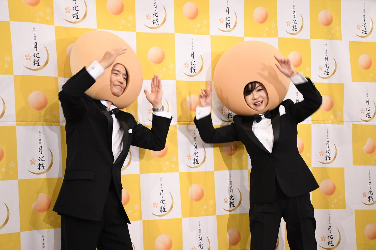 「みるく饅頭　月化粧」新CM発表会で、ダンスを披露する大平サブロー（左）とハイヒールモモコ（撮影・阪口孝志）