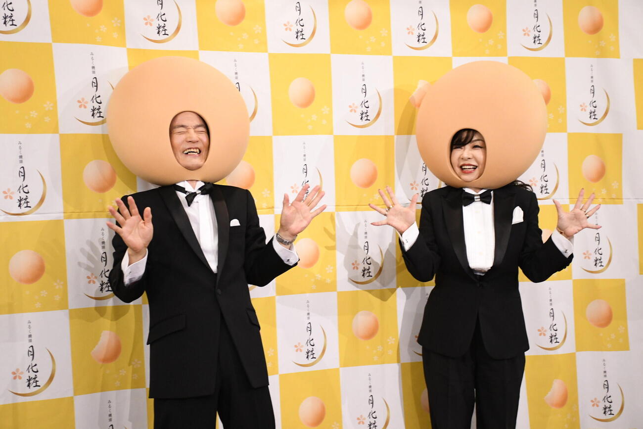 「みるく饅頭　月化粧」新CM発表会で、ダンスを披露する大平サブロー（左）とハイヒールモモコ（撮影・阪口孝志）