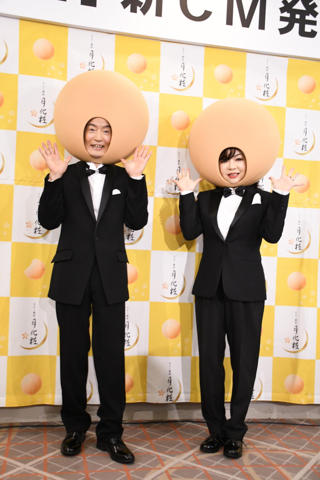 「みるく饅頭　月化粧」新CM発表会に出席した大平サブロー（左）とハイヒールモモコ（撮影・阪口孝志）