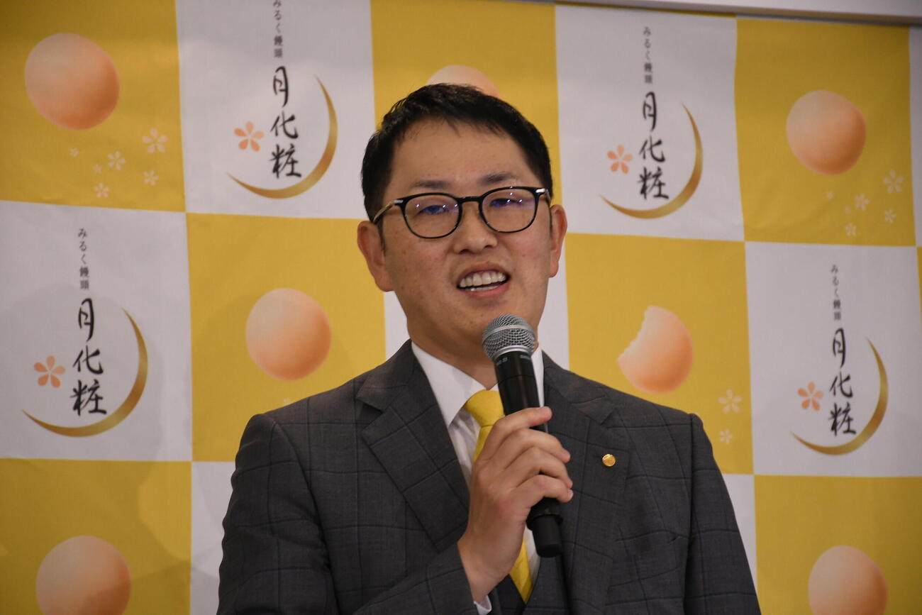 「みるく饅頭　月化粧」新CM発表会に出席した株式会社青木松風庵の青木一郎社長（撮影・阪口孝志）