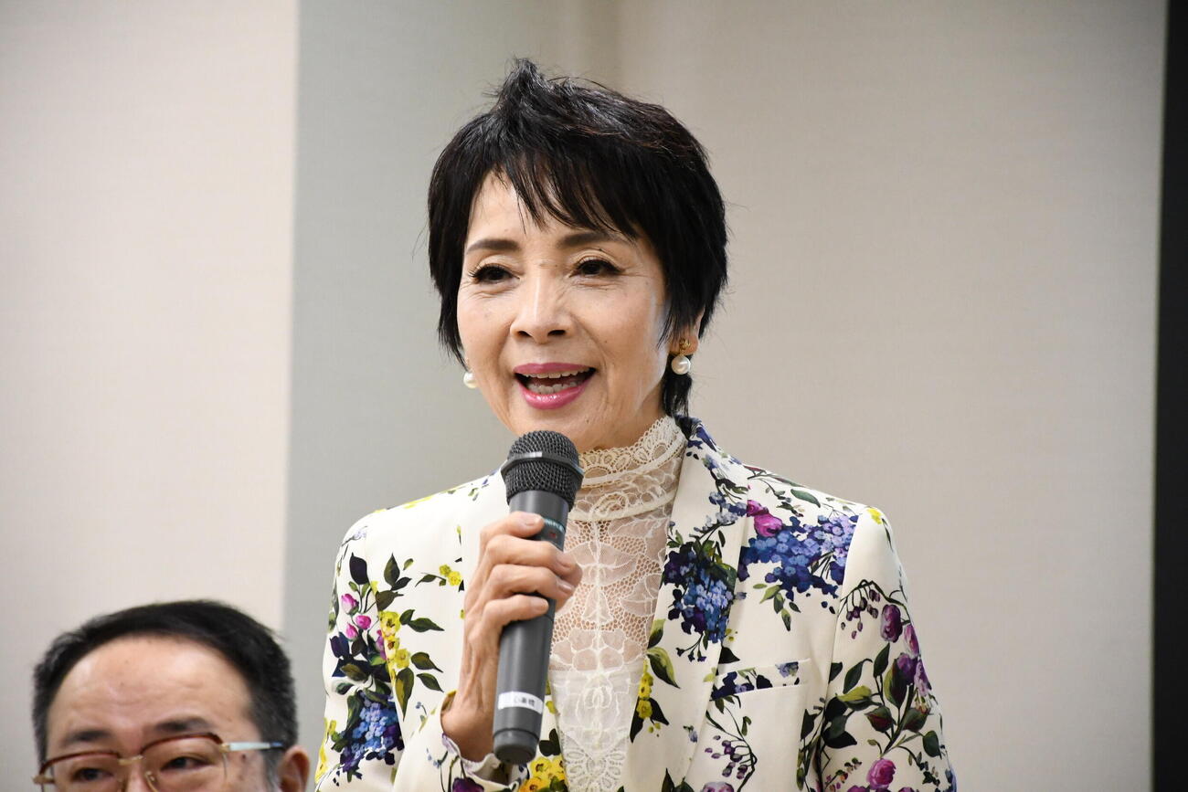 映画「小春日和」の記者会見に出席した由美かおる（撮影・阪口孝志）