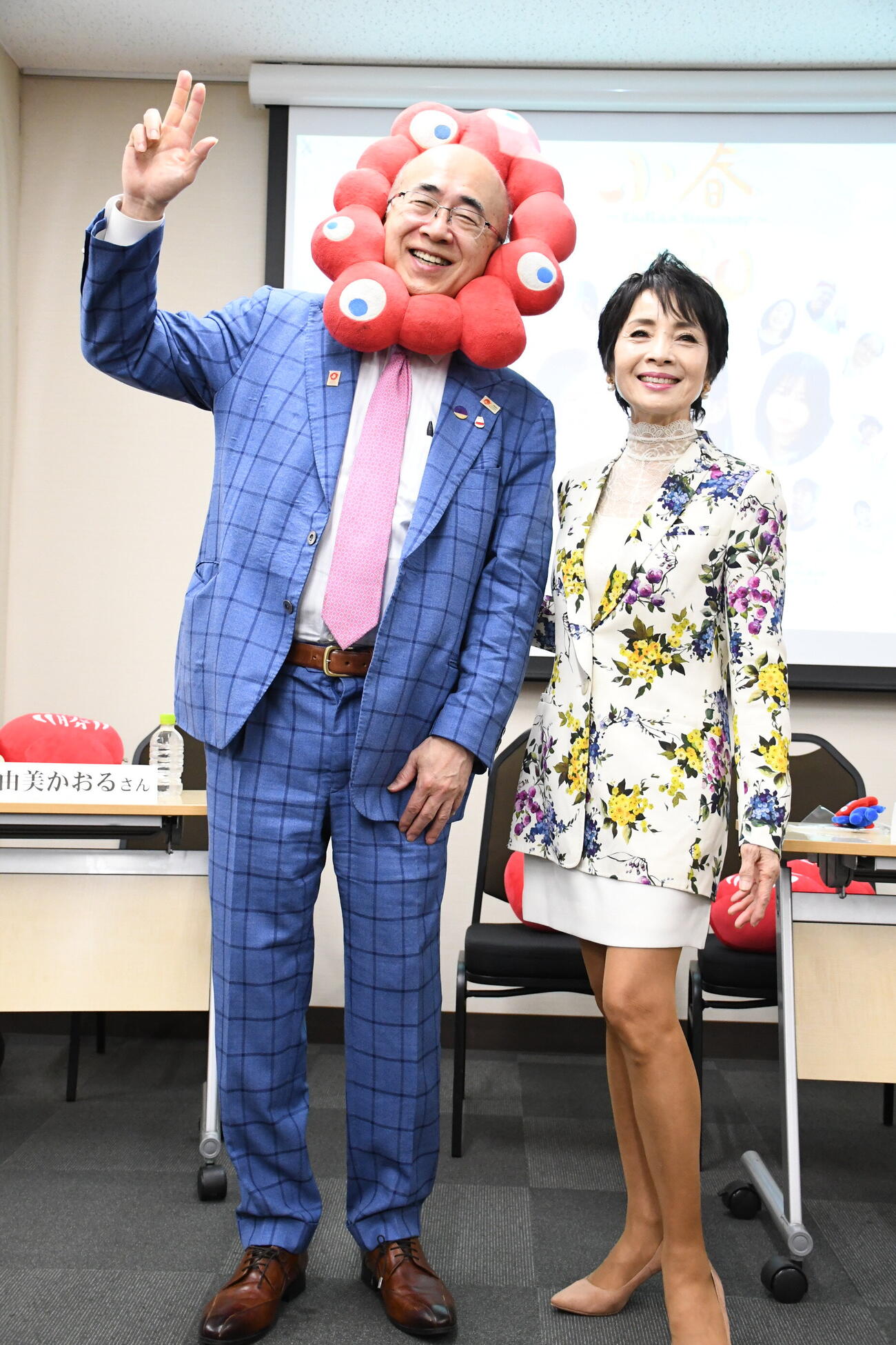 映画「小春日和」の記者会見に出席した由美かおる（右）と溝畑宏大阪観光局理事長（撮影・阪口孝志）