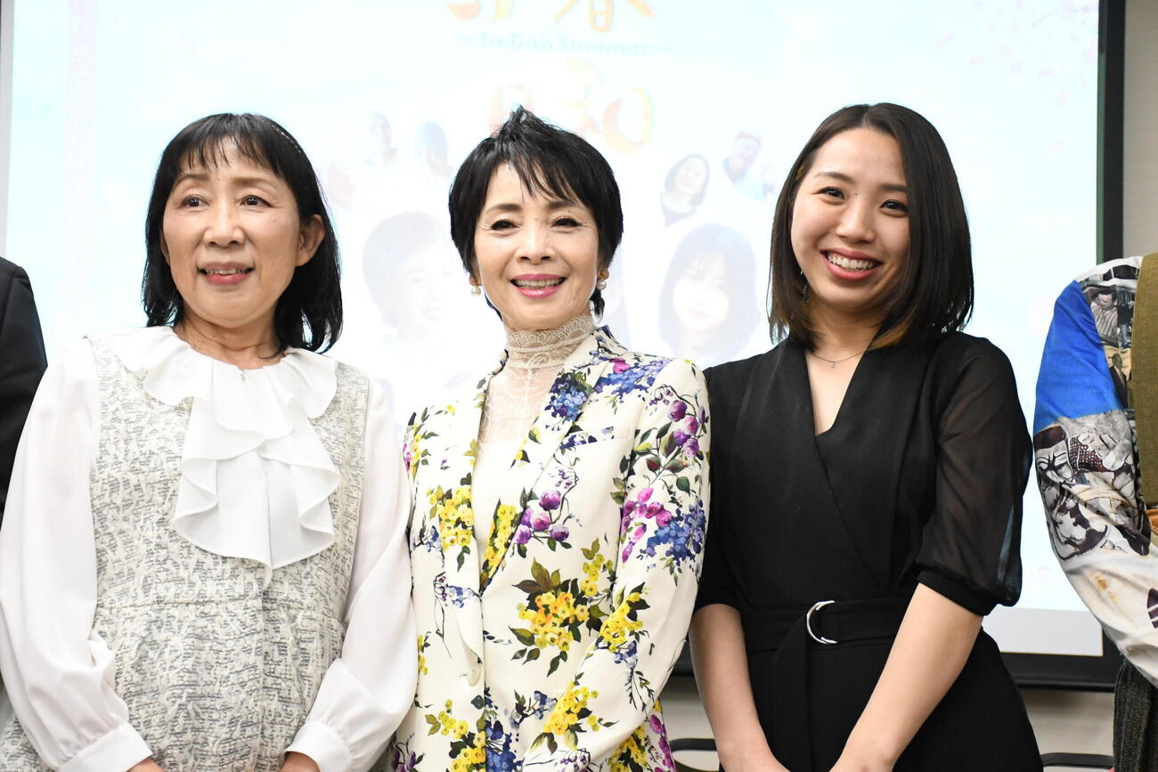 映画「小春日和」の記者会見に出席した、左から、楠部知子、由美かおる、水村美咲（撮影・阪口孝志）