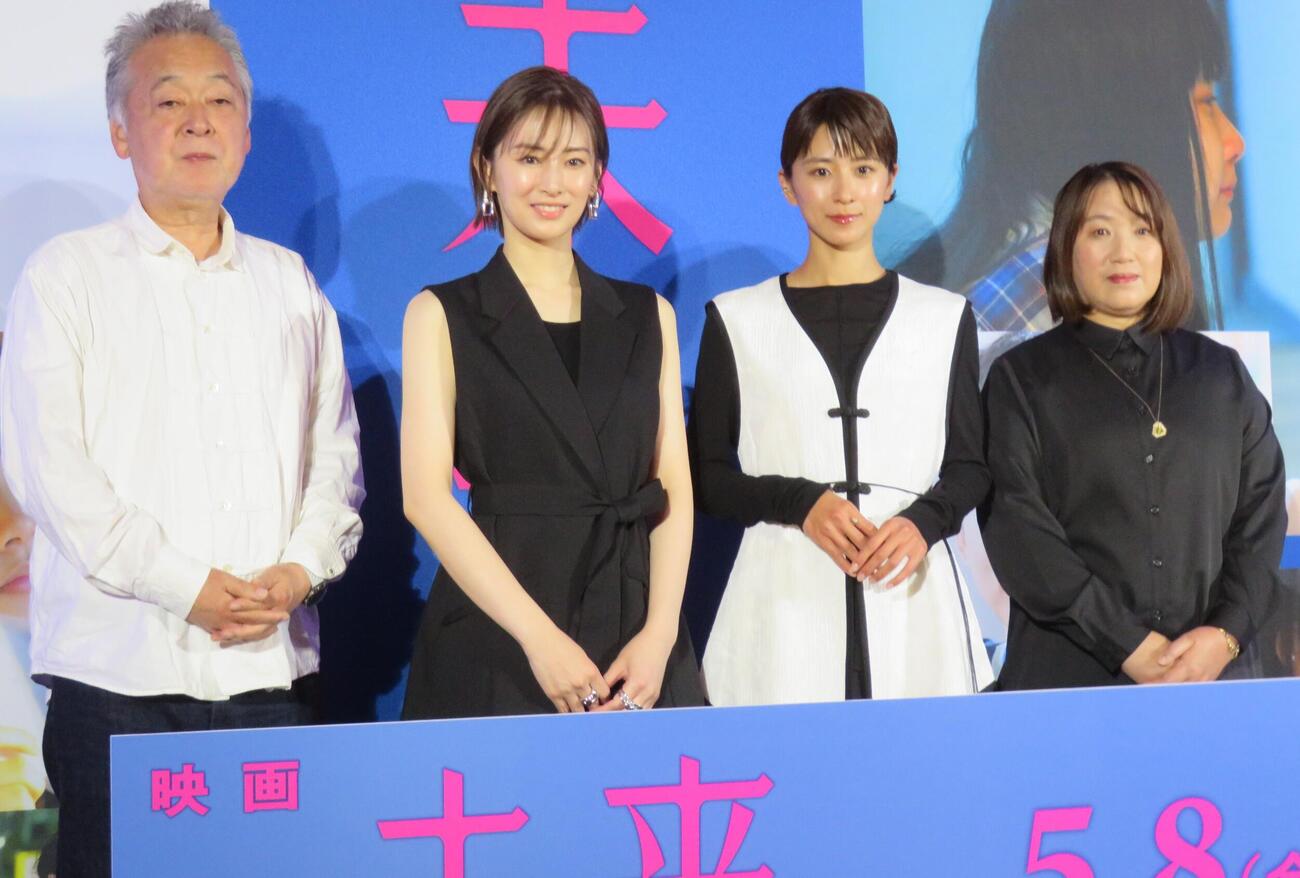 映画「未来」のトークイベントを行った、左から瀬々敬久監督、北川景子、黒島結菜、原作者の湊かなえさん