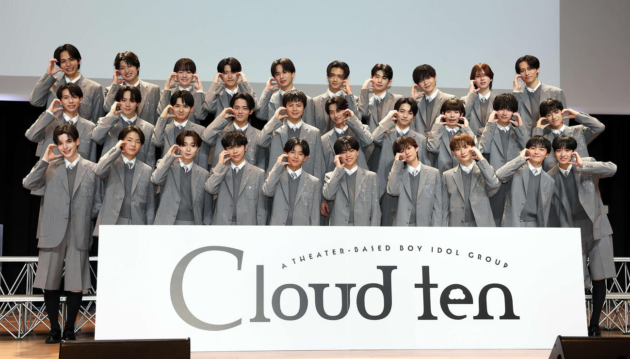 記者発表で登壇したCloud tenのメンバーたちはハートポーズで記念撮影する（撮影・浅見桂子）