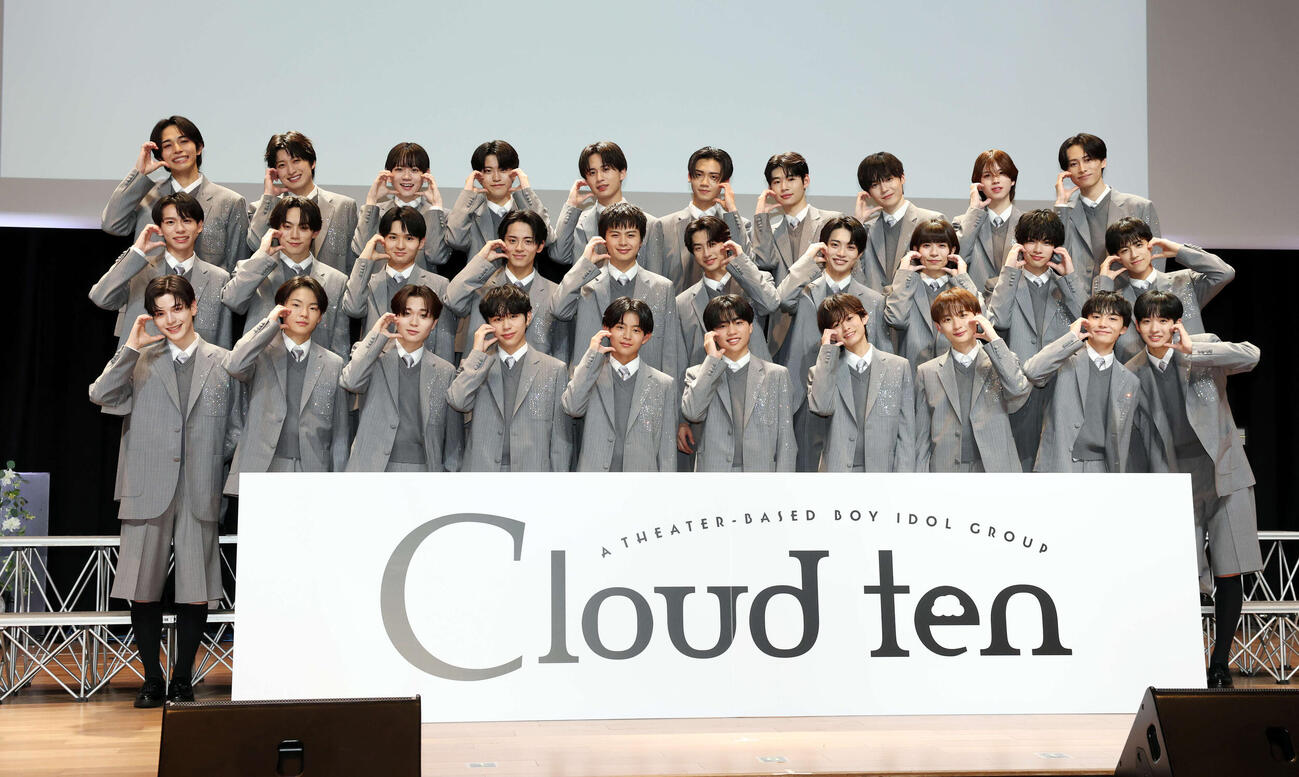 記者発表で登壇したCloud tenのメンバーたちはハートポーズで記念撮影する（撮影・浅見桂子）